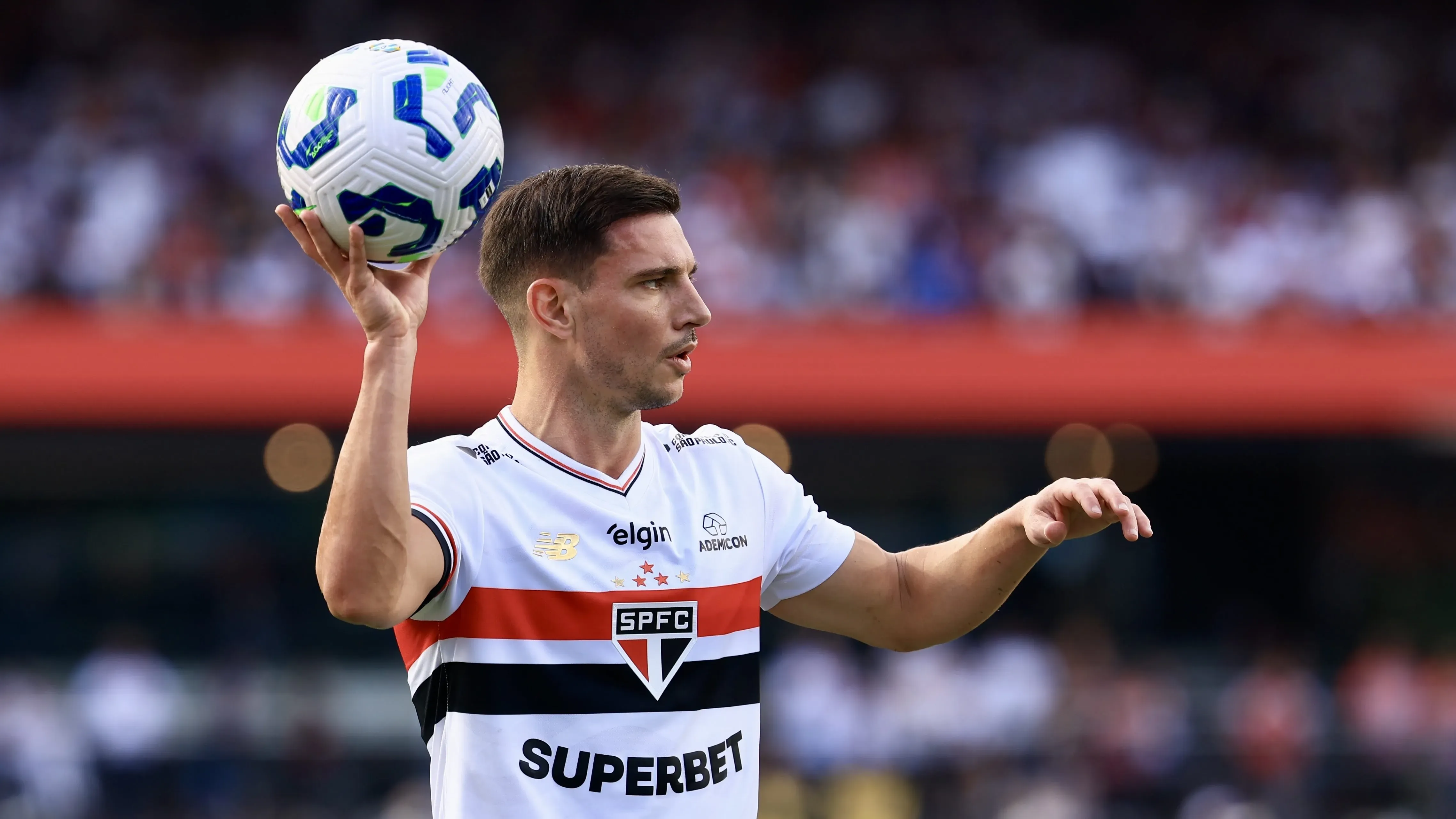 Cedric Soares jogador do Sao Paulo durante partida contra o Santos no estadio Morumbi pelo campeonato Brasileiro A 2025. Foto: Marcello Zambrana/AGIF