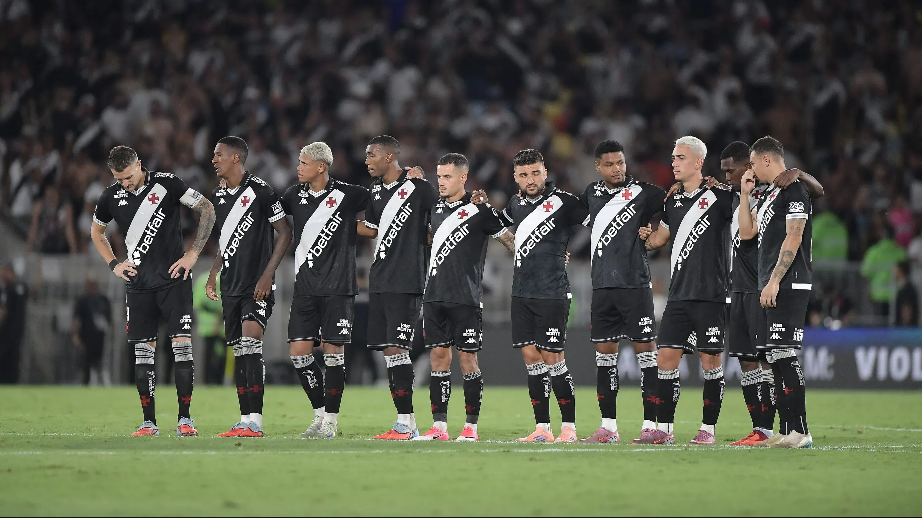Jogadores do Vasco nos penaltis em decisao durante partida contra o Fluminense no estadio Maracana pelo campeonato Copa Do Brasil 2025. Foto: Thiago Ribeiro/AGIF