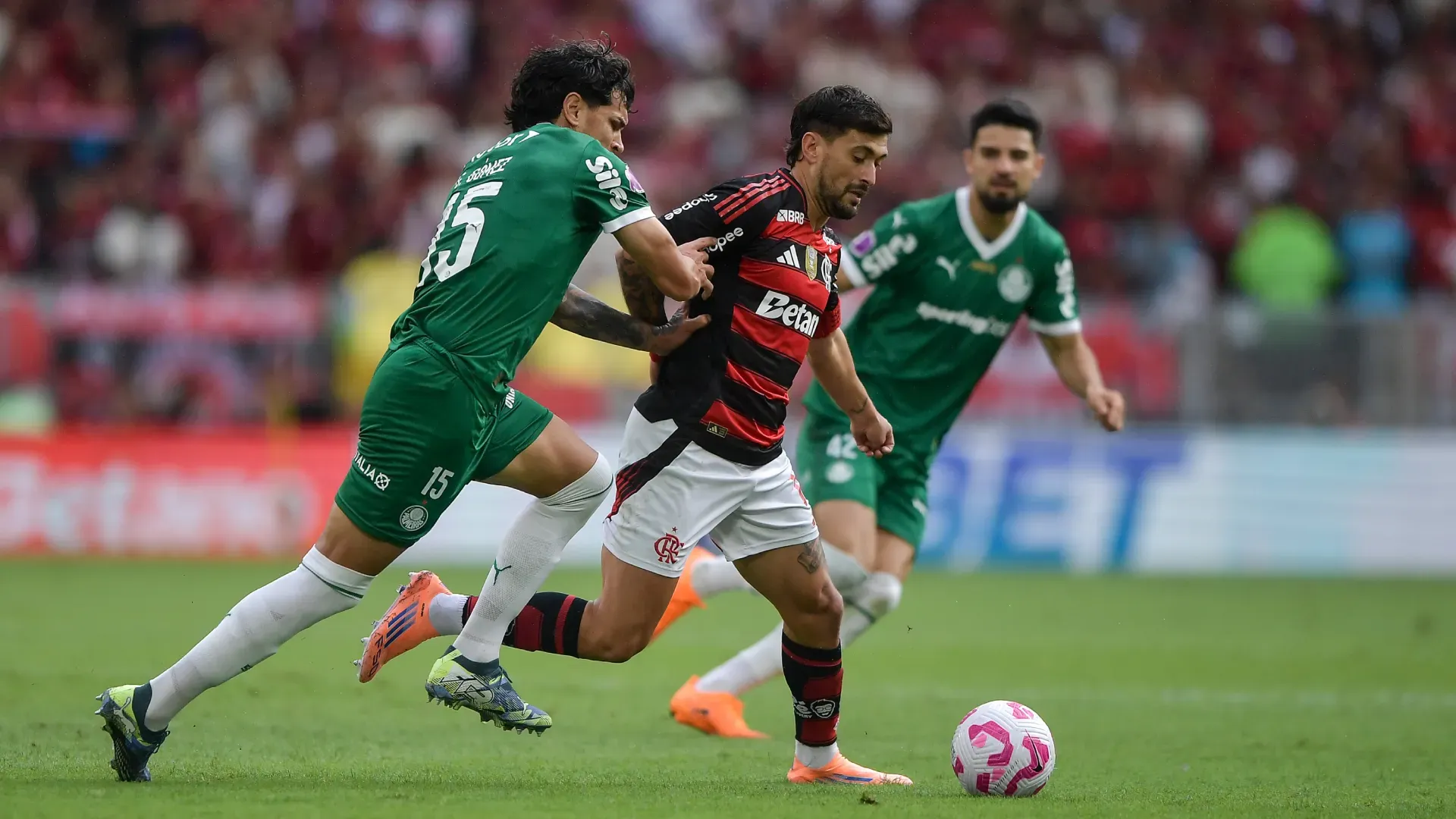 Zagueiro em ação contra o Flamengo – Foto: Thiago Ribeiro/AGIF