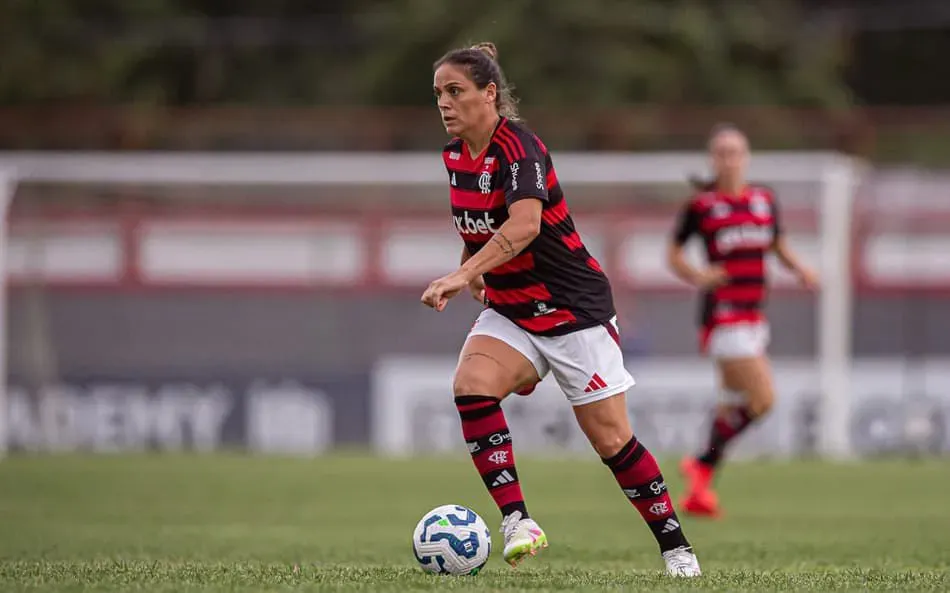Gláucia com a camisa do Flamengo. Foto: Paula Reis/Flamengo