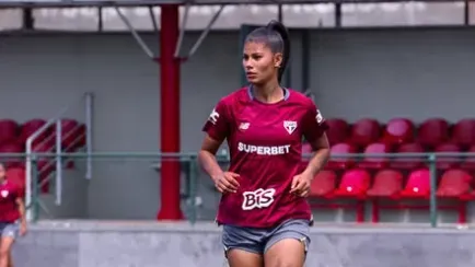 Kaká, zagueira do São Paulo, treina com o clube