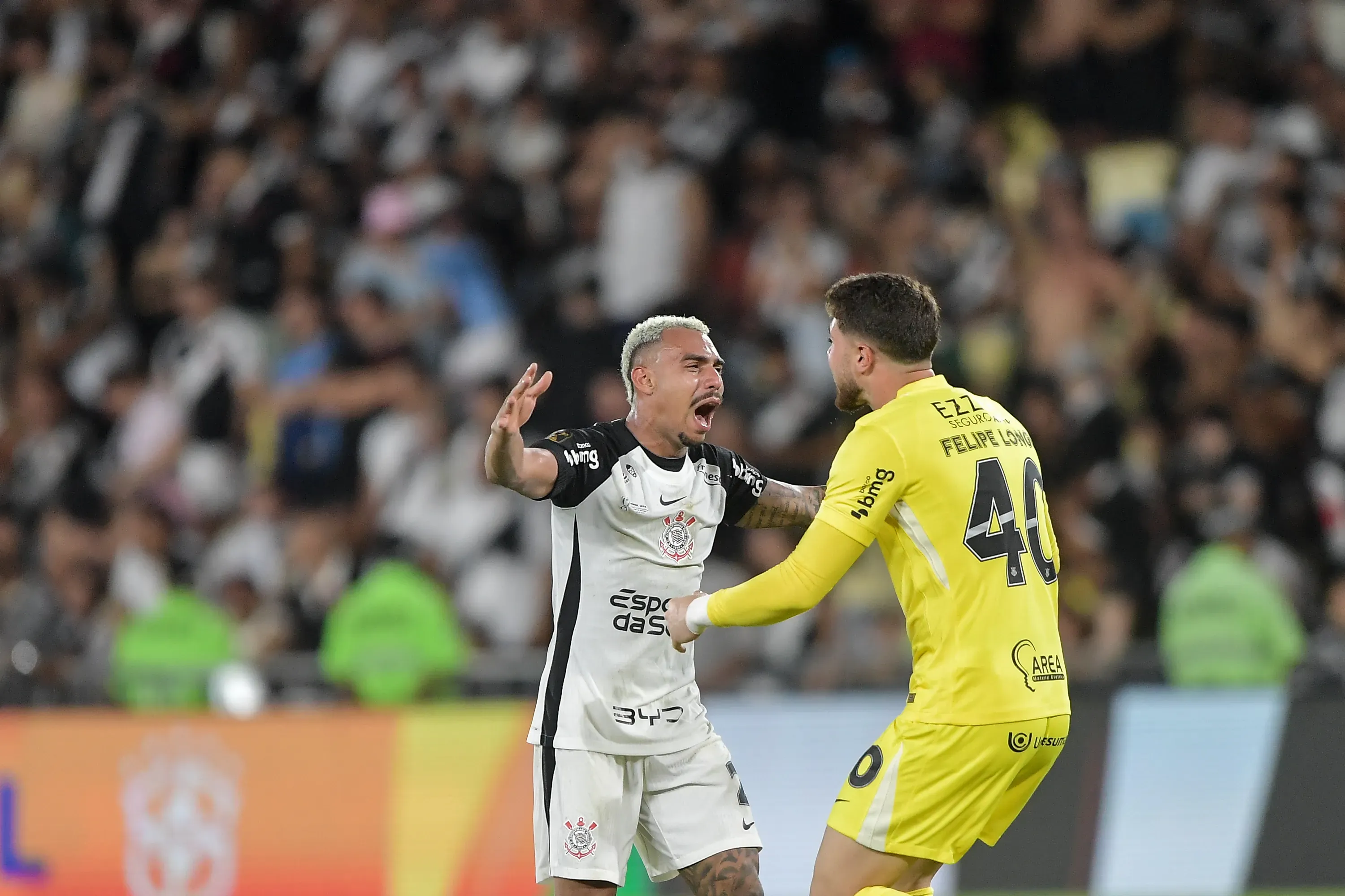 RJ – RIO DE JANEIRO – 21/12/2025 – COPA DO BRASIL 2025, VASCO X CORINTHIANS – Matheuzinho jogador do Corinthians comemora vitoria ao final da partida contra o Vasco no estadio Maracana pelo campeonato Copa Do Brasil 2025. Foto: Thiago Ribeiro/AGIF