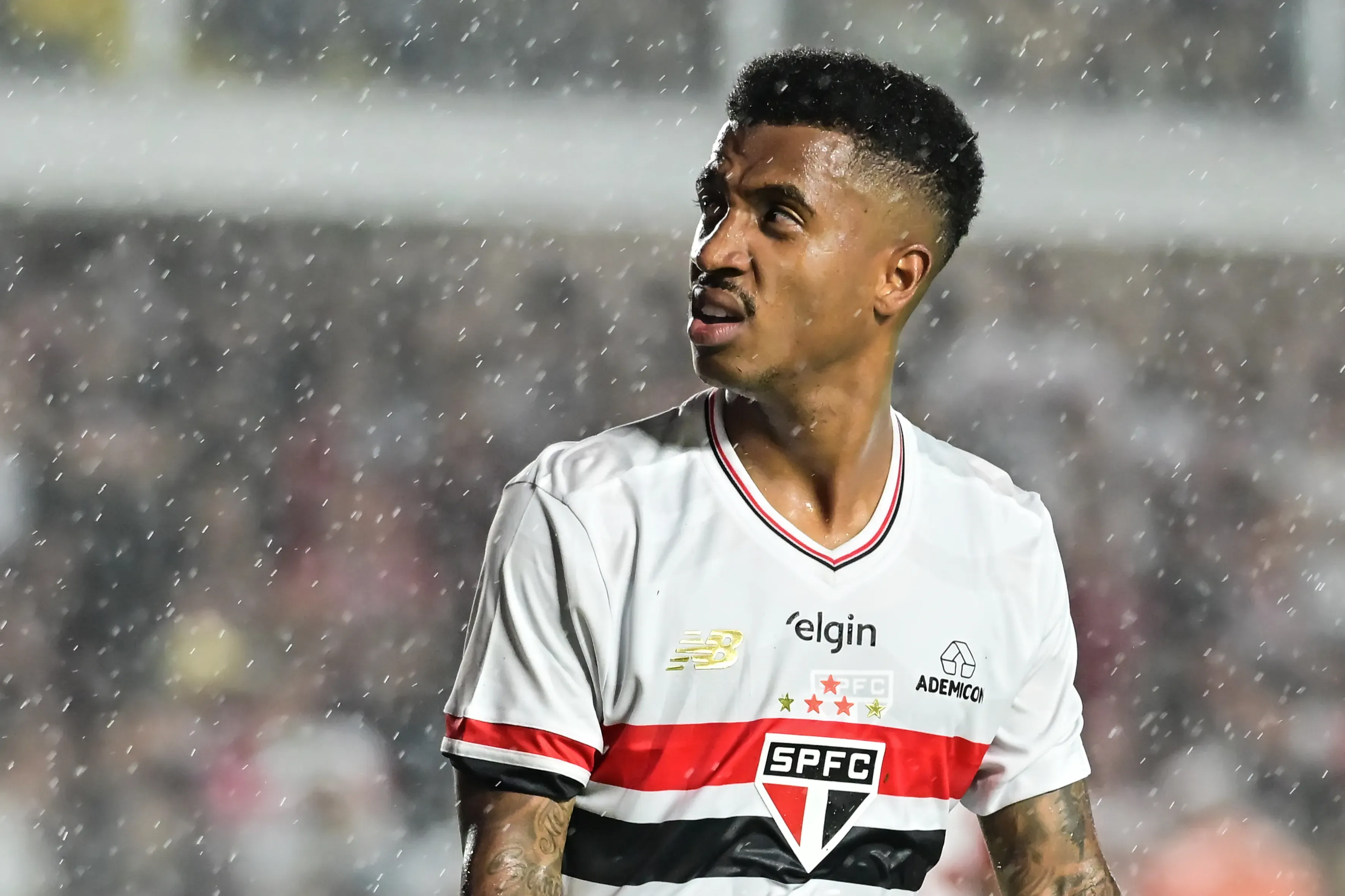 SP – SANTOS – 03/12/2025 – BRASILEIRO A 2025, SAO PAULO X INTERNACIONAL – Marcos Antonio jogador do Sao Paulo durante partida contra o Internacional no estadio Vila Belmiro pelo campeonato Brasileiro A 2025. Foto: Jota Erre/AGIF