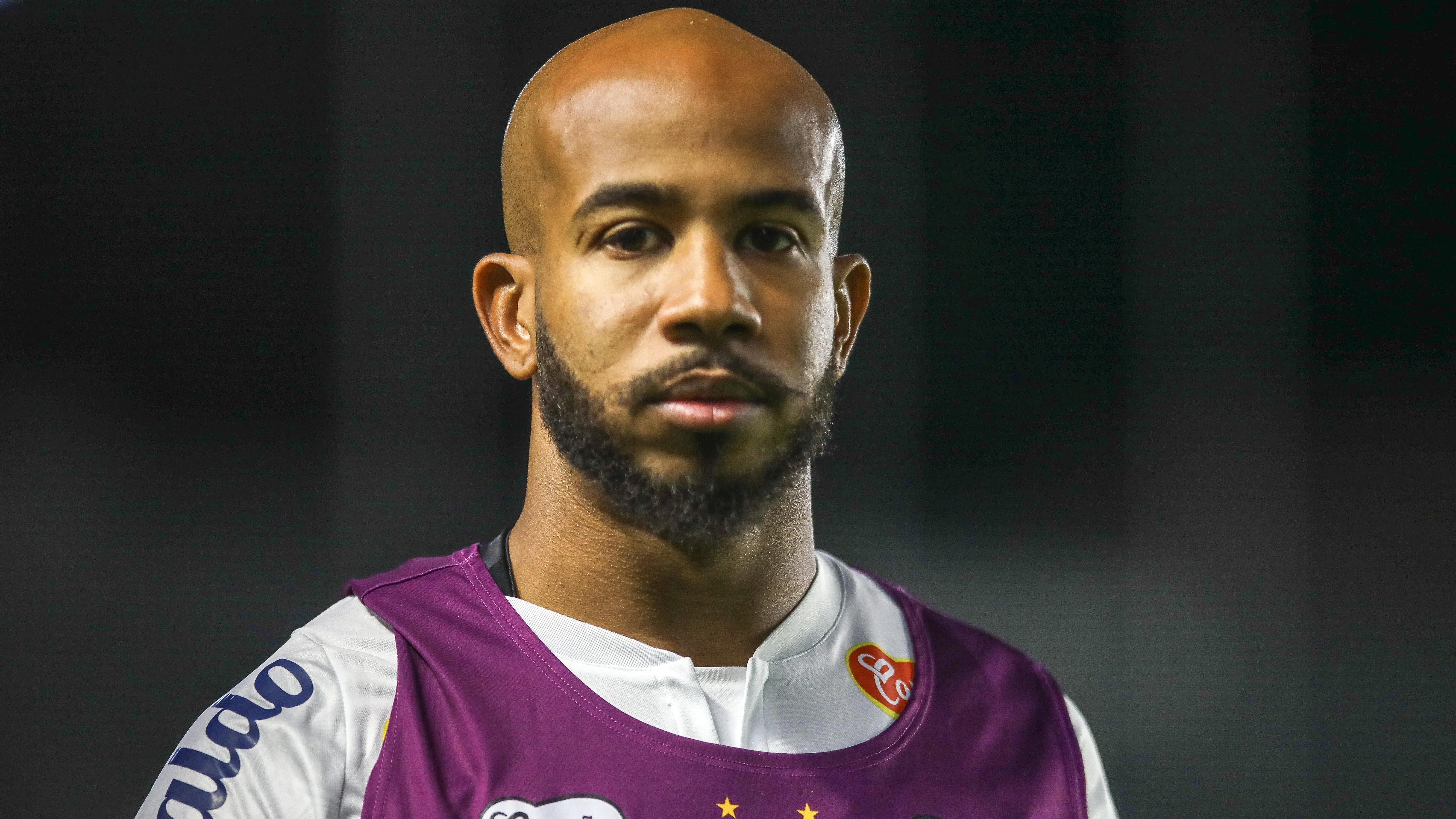 Patrick jogador do Santos durante aquecimento antes da partida contra o Goias no estadio Vila Belmiro pelo campeonato Brasileiro B 2024. Foto: Reinaldo Campos/AGIF