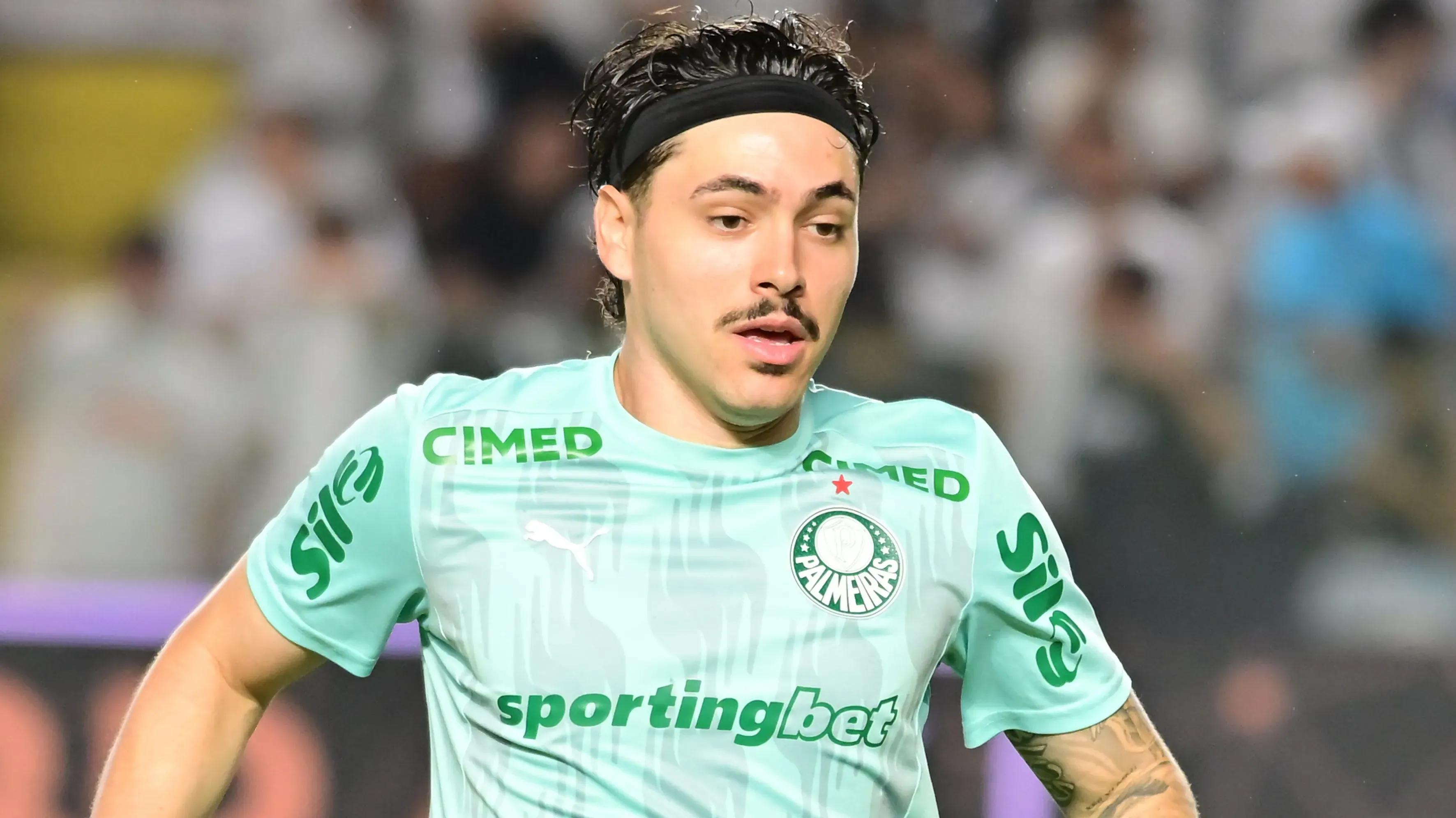 Mauricio aquecendo na Vila Belmiro. Foto: Jota Erre/AGIF