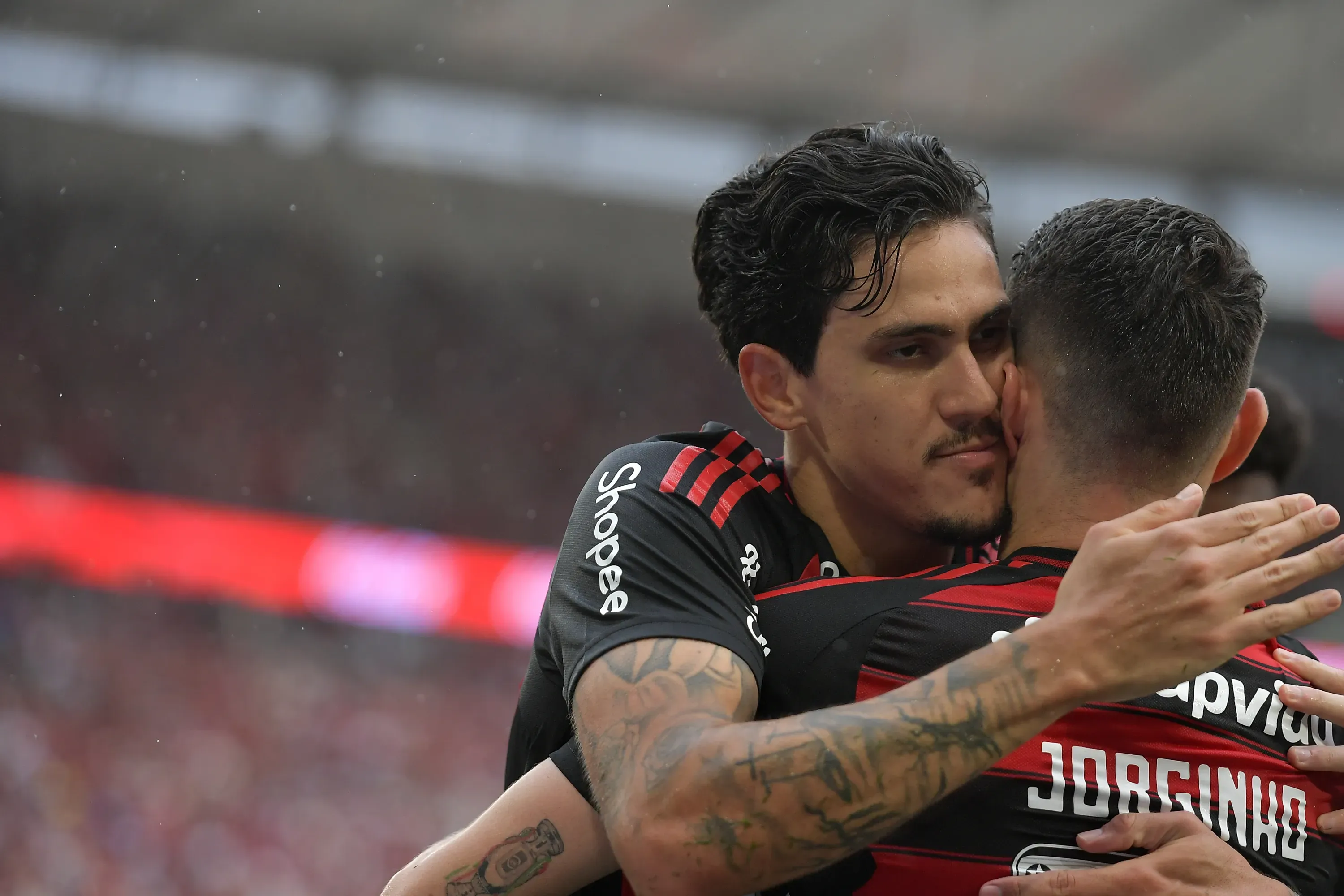 RJ – RIO DE JANEIRO – 19/10/2025 – BRASILEIRO A 2025, FLAMENGO X PALMEIRAS – Jorginho jogador do Flamengo comemora seu gol com Pedro jogador da sua equipe durante partida contra o Palmeiras no estadio Maracana pelo campeonato Brasileiro A 2025. Foto: Thiago Ribeiro/AGIF