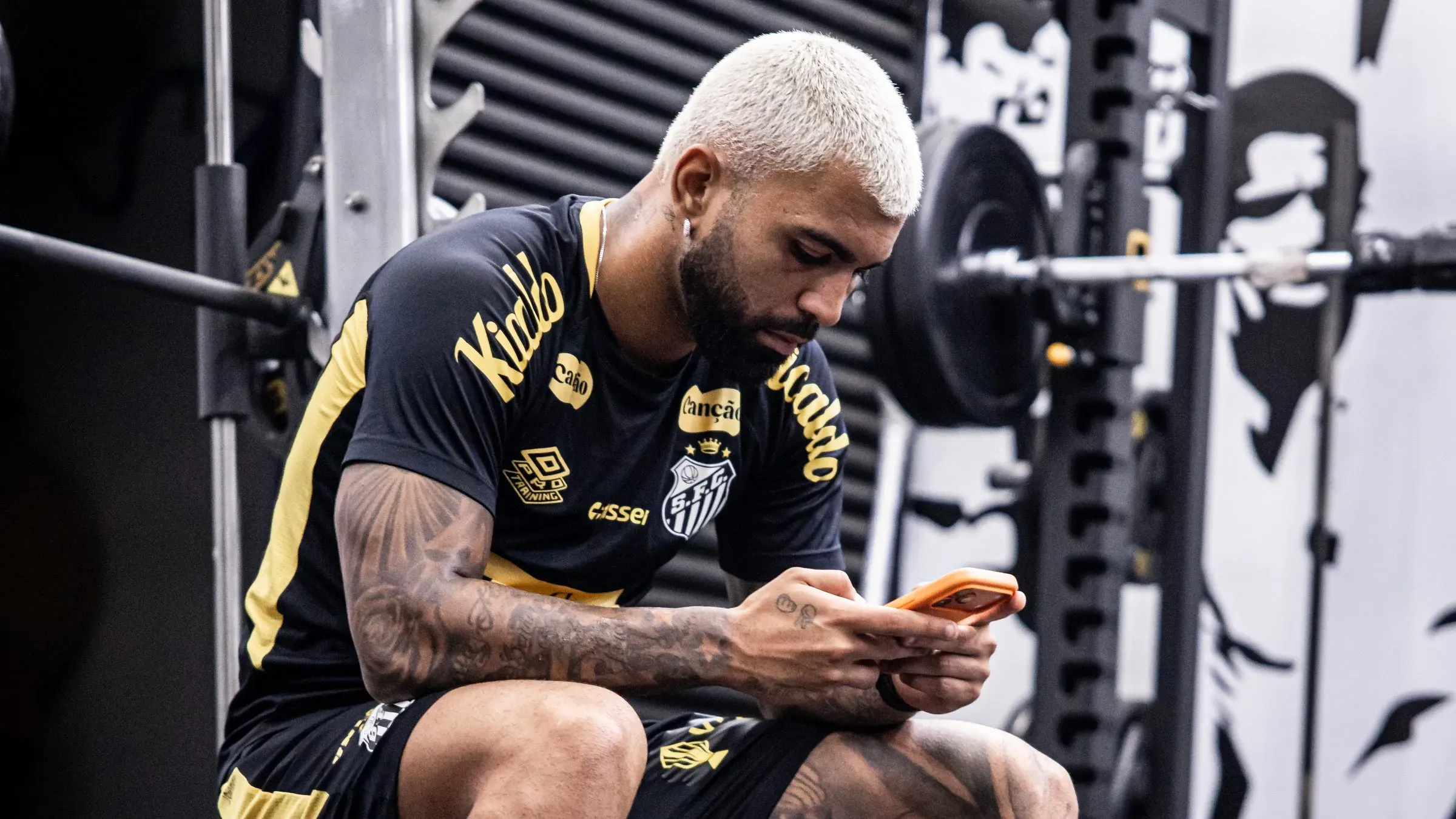 Gabigol durante atividade na academia. Foto: Raul Baretta/ Santos FC.
