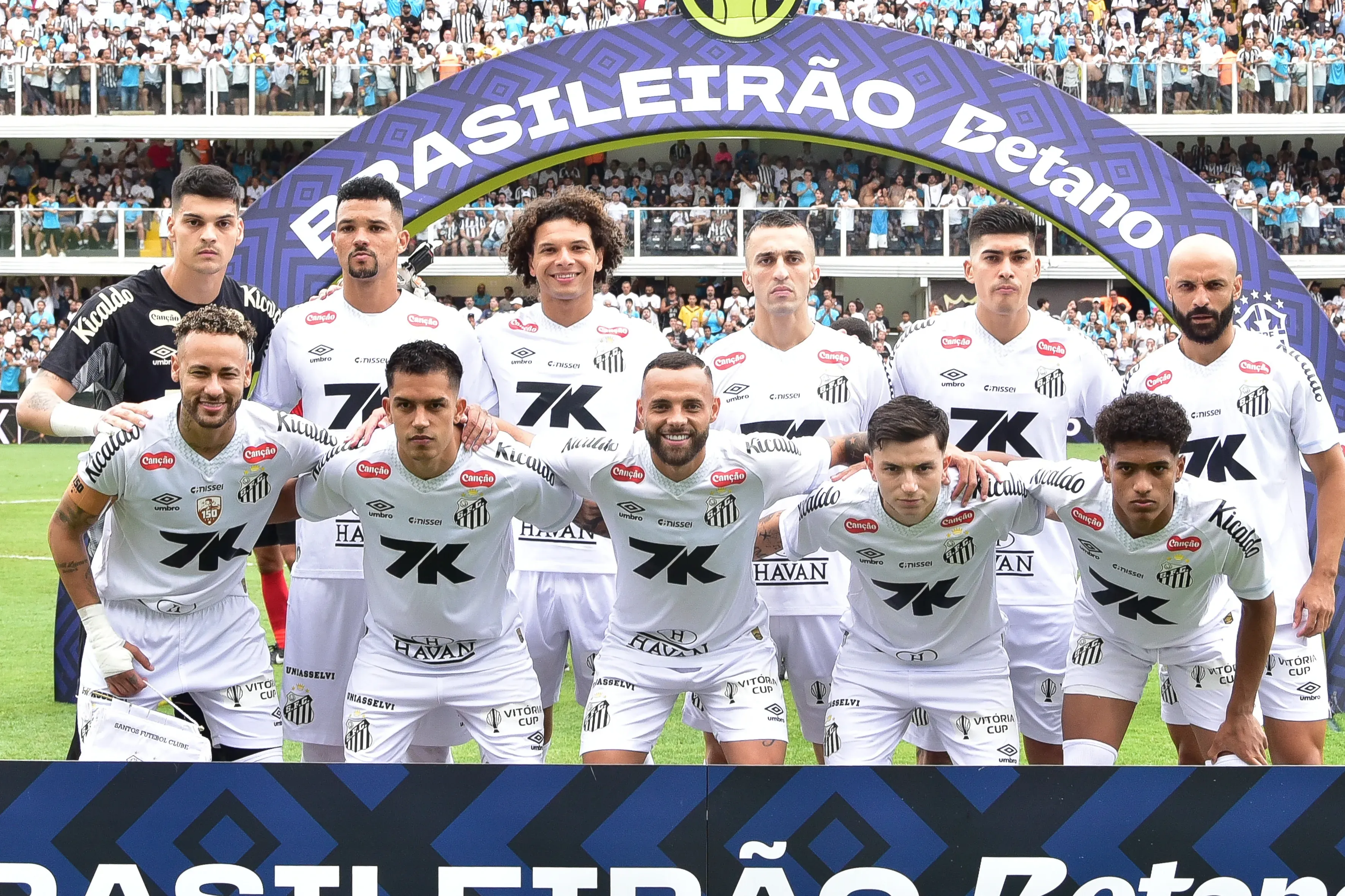 SP – SANTOS – 07/12/2025 – BRASILEIRO A 2025, SANTOS X CRUZEIRO – Jogadores do Santos posam para foto antes na partida contra Cruzeiro no estadio Vila Belmiro pelo campeonato Brasileiro A 2025. Foto: Jota Erre/AGIF