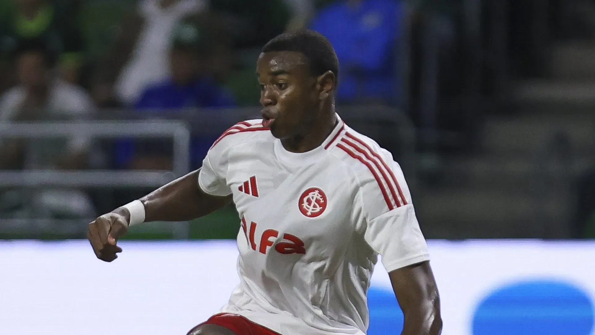 Ricardo Mathias, atacante do Inter em partida pelo campeonato brasileiro (Foto: Ricardo Moreira/Getty Images)