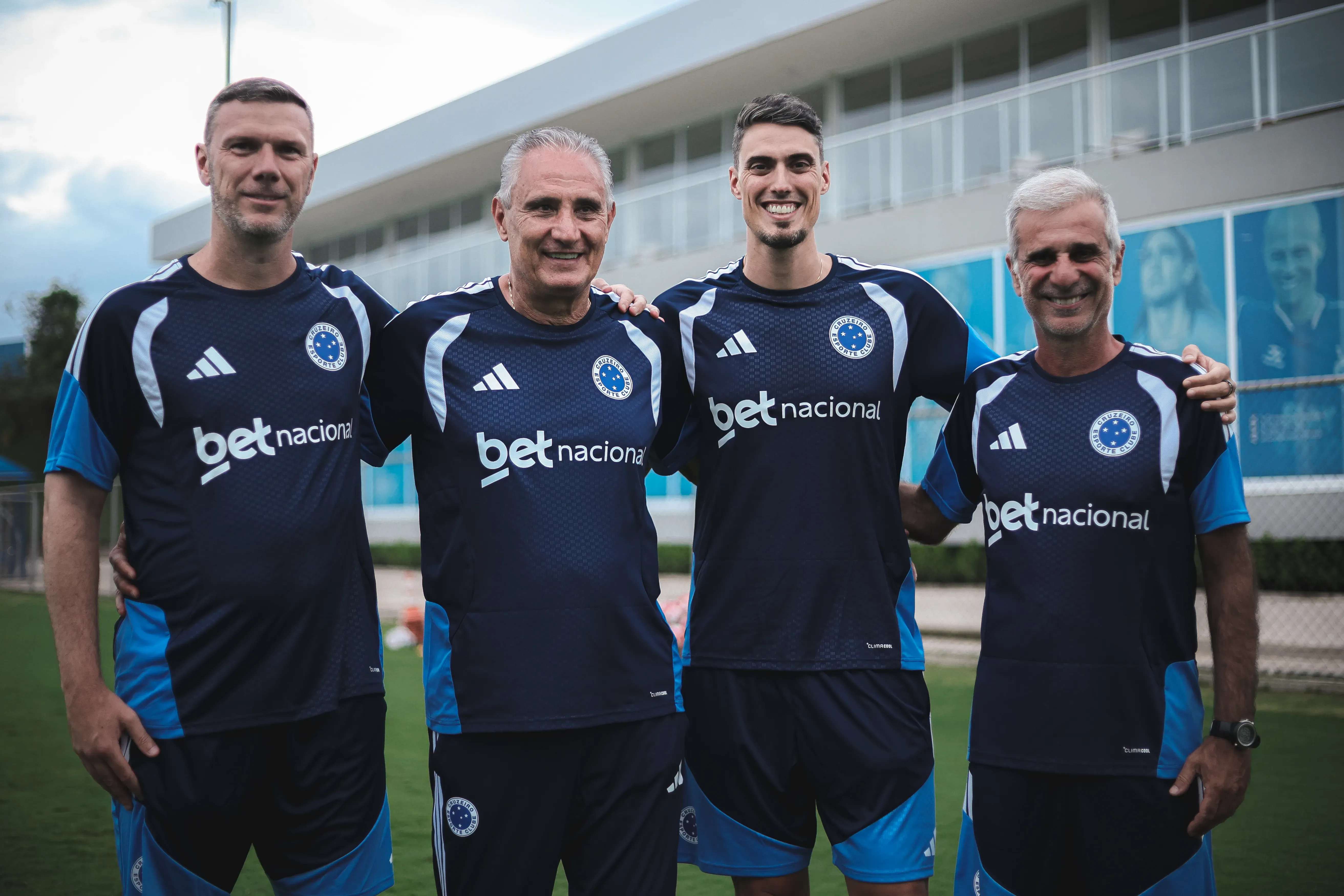 Tite e sua comissão técnica para 2026. Foto: Gustavo Martins/ Cruzeiro