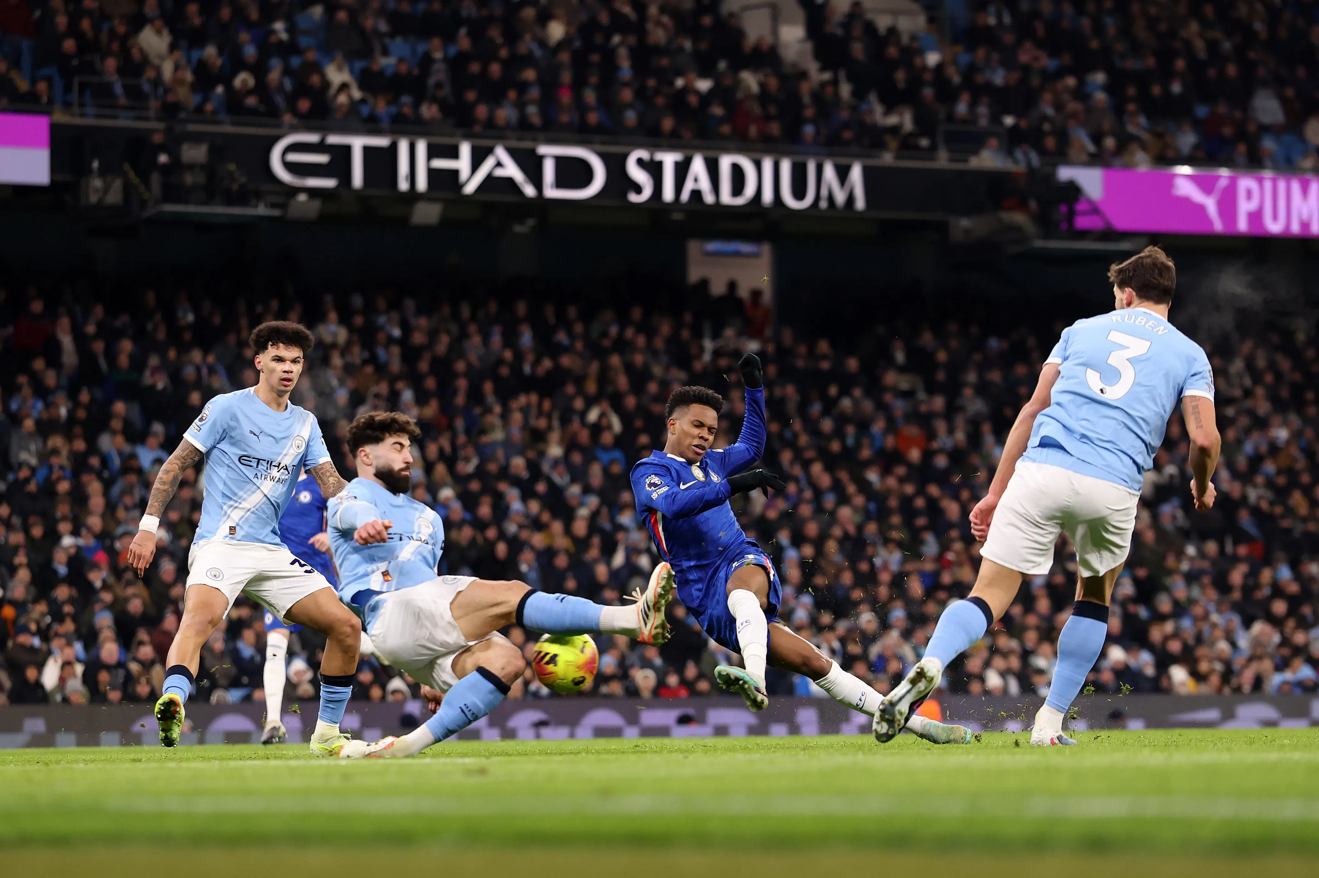Estevão é travado em lance no início do primeiro tempo. Foto: Carl Recine/Getty Images.