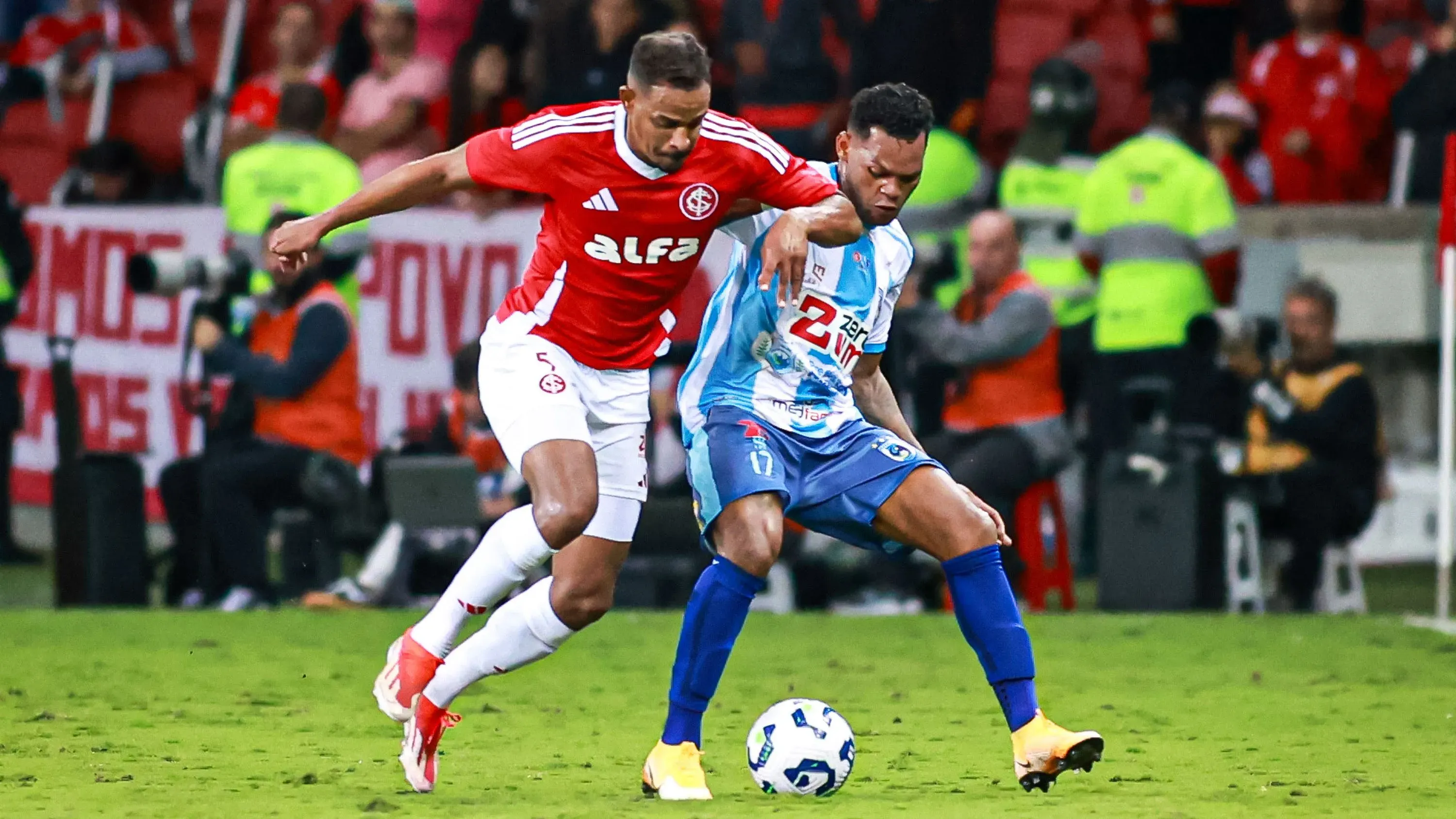 Fernando jogador do Internacional disputa lance com Ivanaldo jogador do Maracana durante partida no estadio Beira-Rio pelo campeonato Copa Do Brasil 2025. Foto: Maxi Franzoi/AGIF