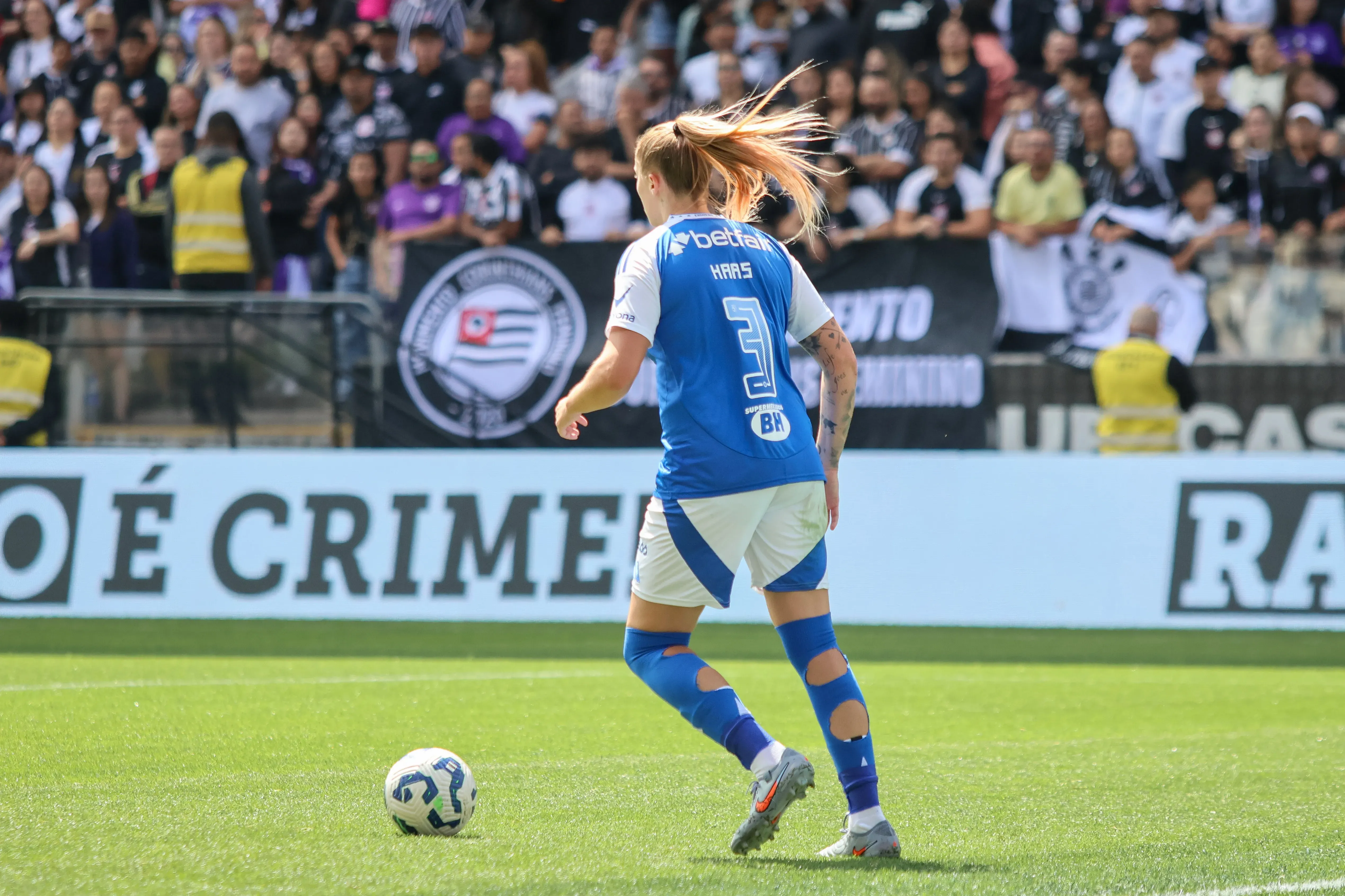 Isa Haas com a camisa do Cruzeiro. Foto: Lucas Gabriel Cardoso/AGIF