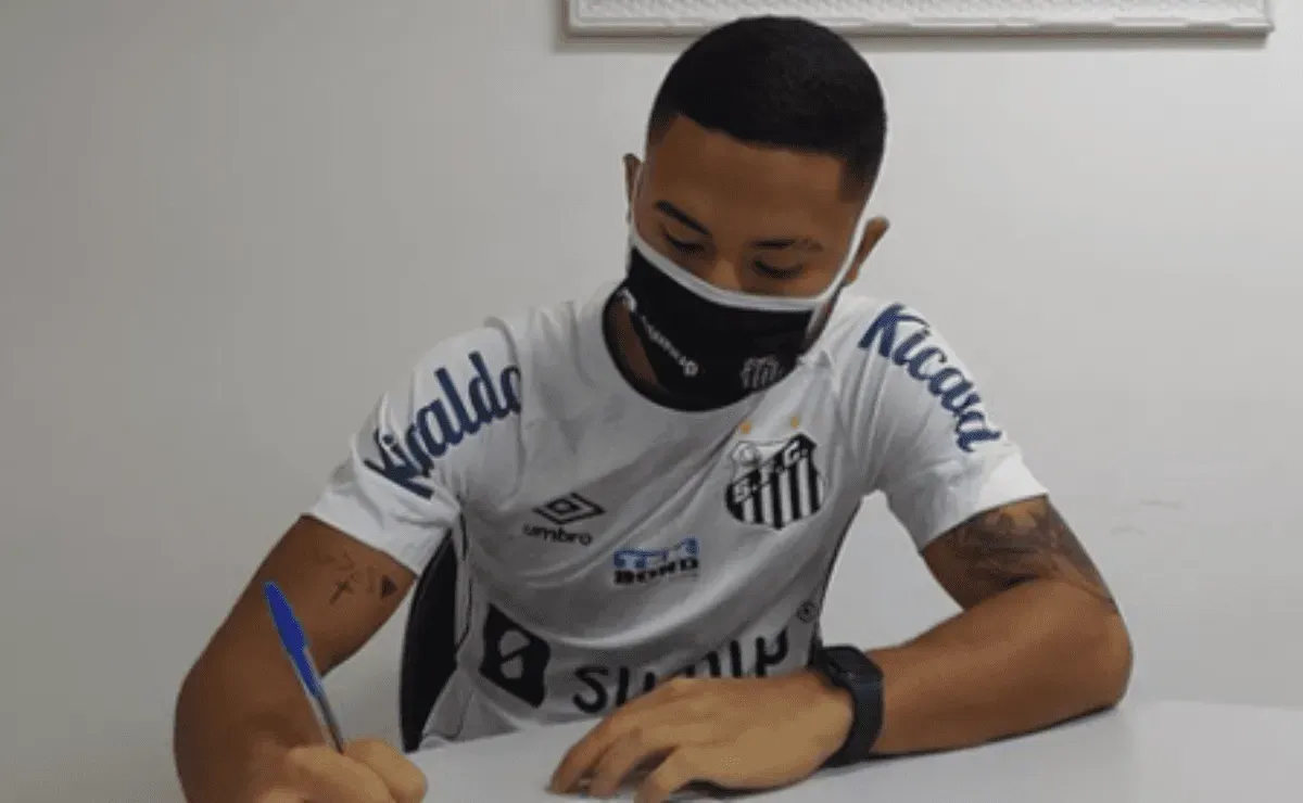 Meio-campista tinha contrato até março de 2026 (Foto: Reprodução/Instagram)