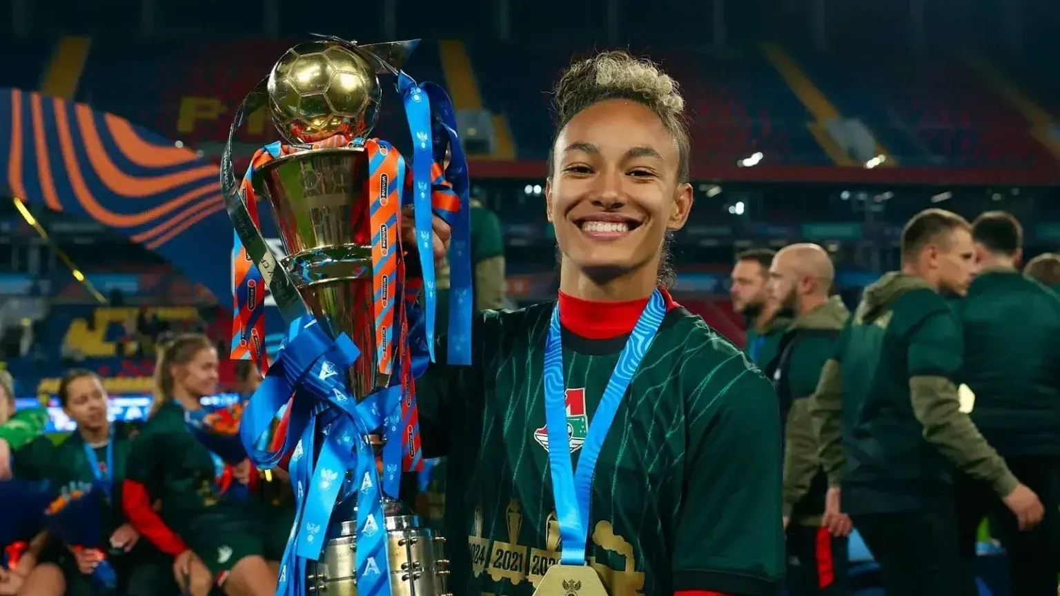 Layssa Santos, jogadora do Lokomotiv Moscou, com taça da Copa da Rússia