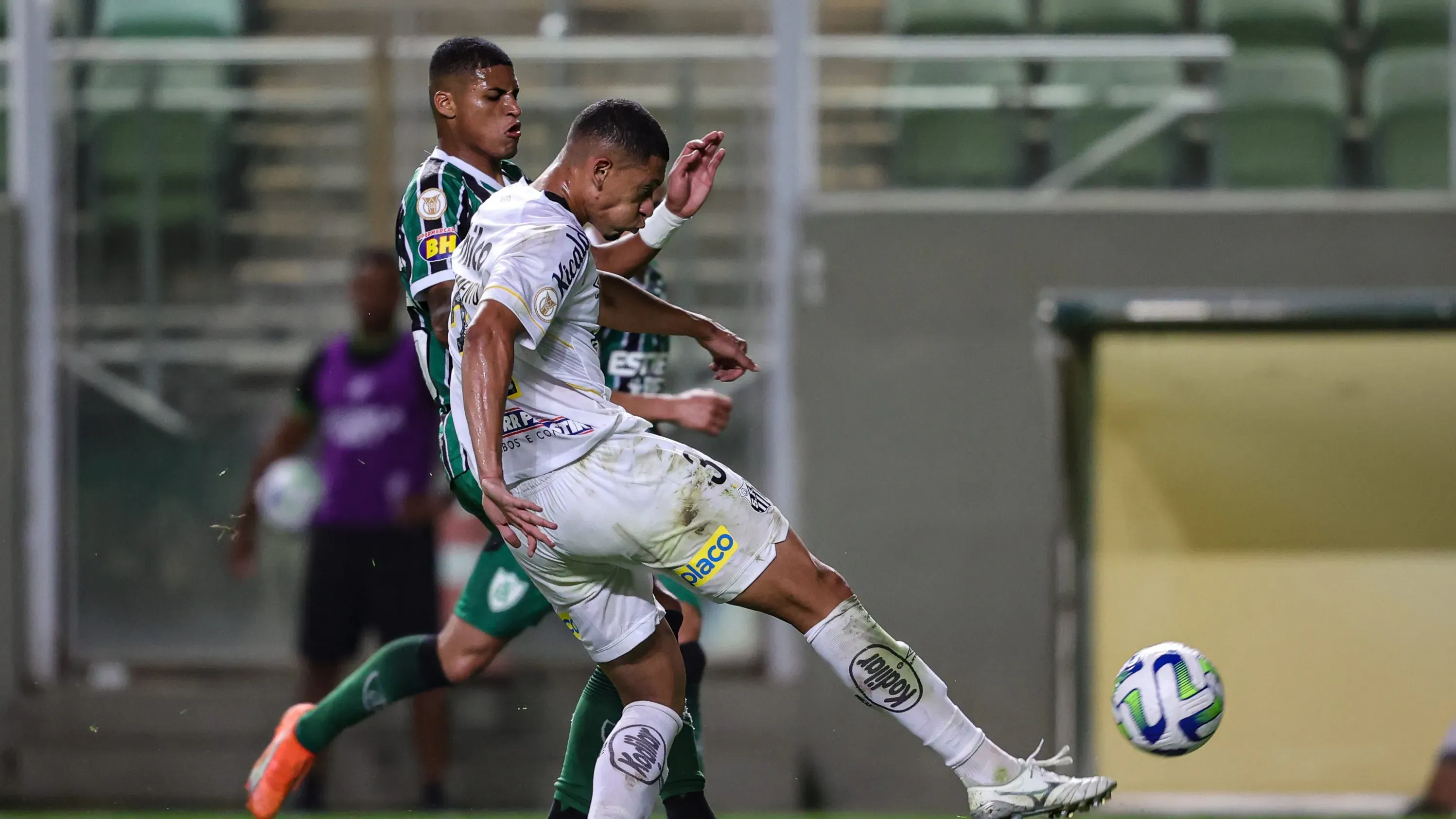 Alex Nascimento em ação pelo Peixe – Foto: Gilson Lobo/AGIF