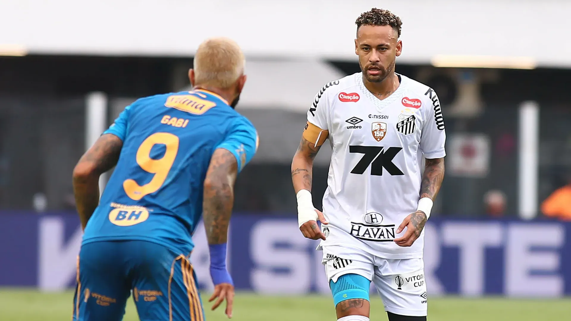 Neymar e Gabriel Barbosa se enfrentaram na 38ª rodada do Brasileirão 2025 – Foto: Mauricio De Souza/AGIF