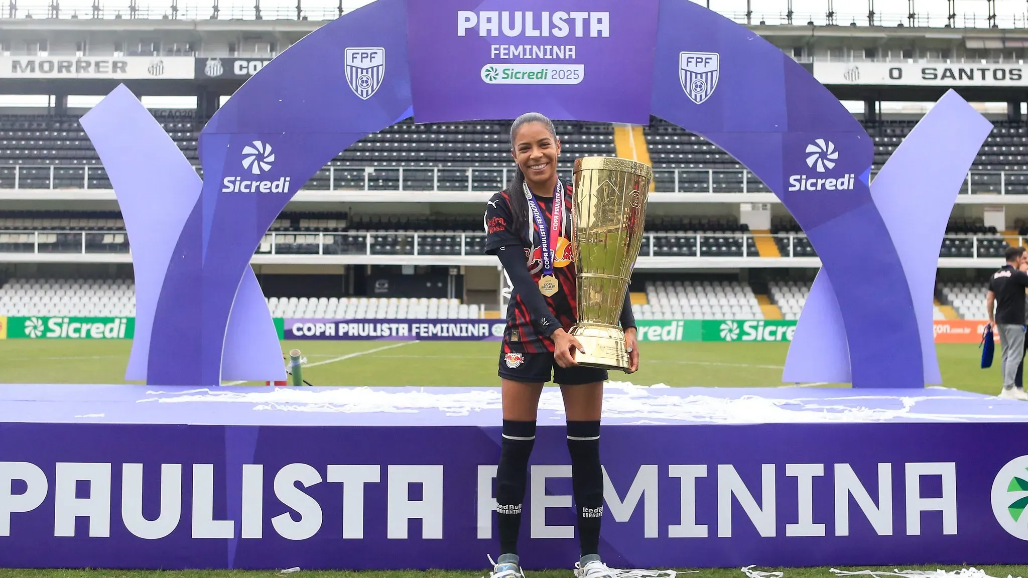 Volante Lelê com taça da Copa Paulista Feminina