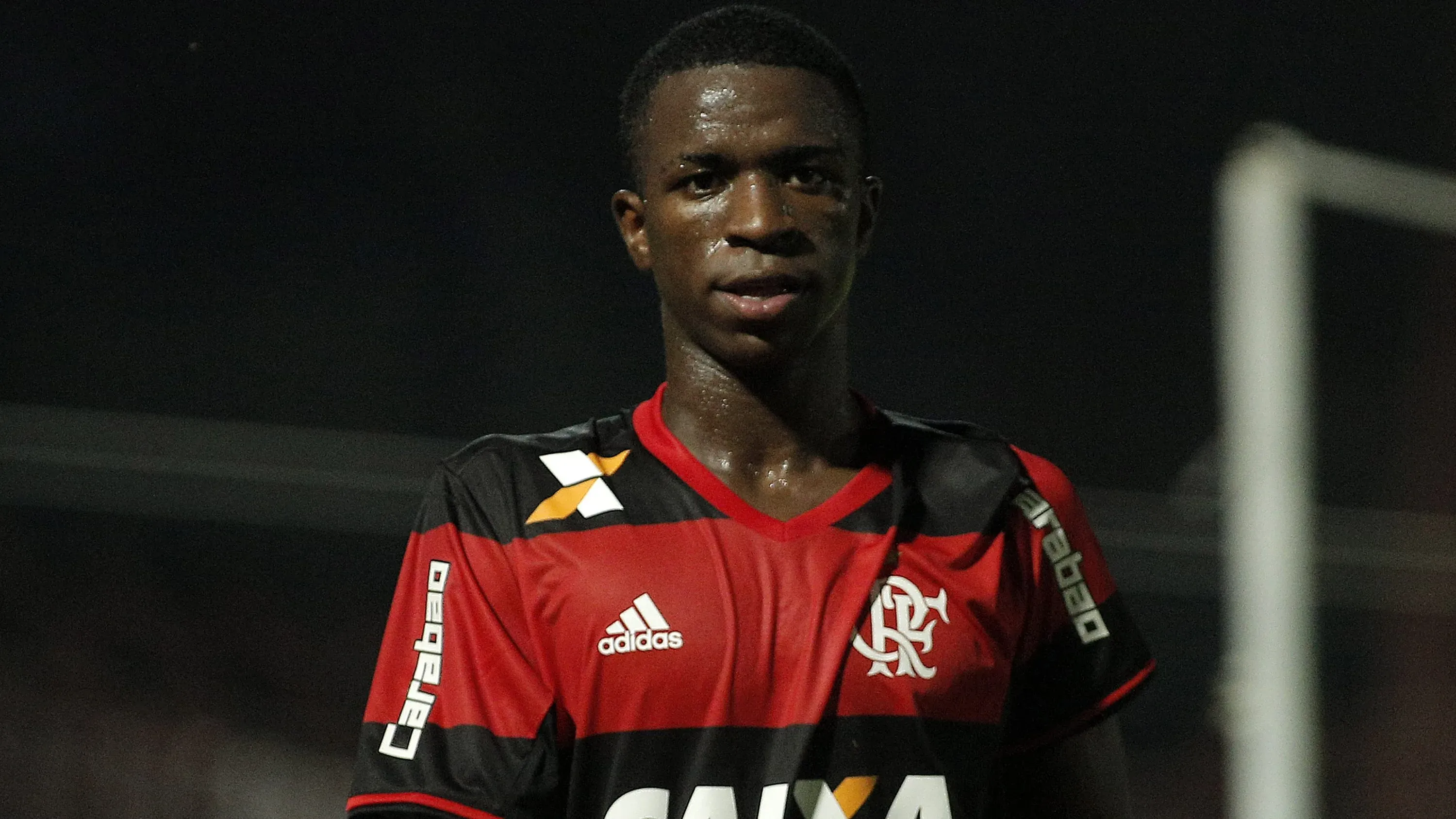 Vinícius Júnior foi revelado no Flamengo - Foto: Daniel Vorley/AGIF.