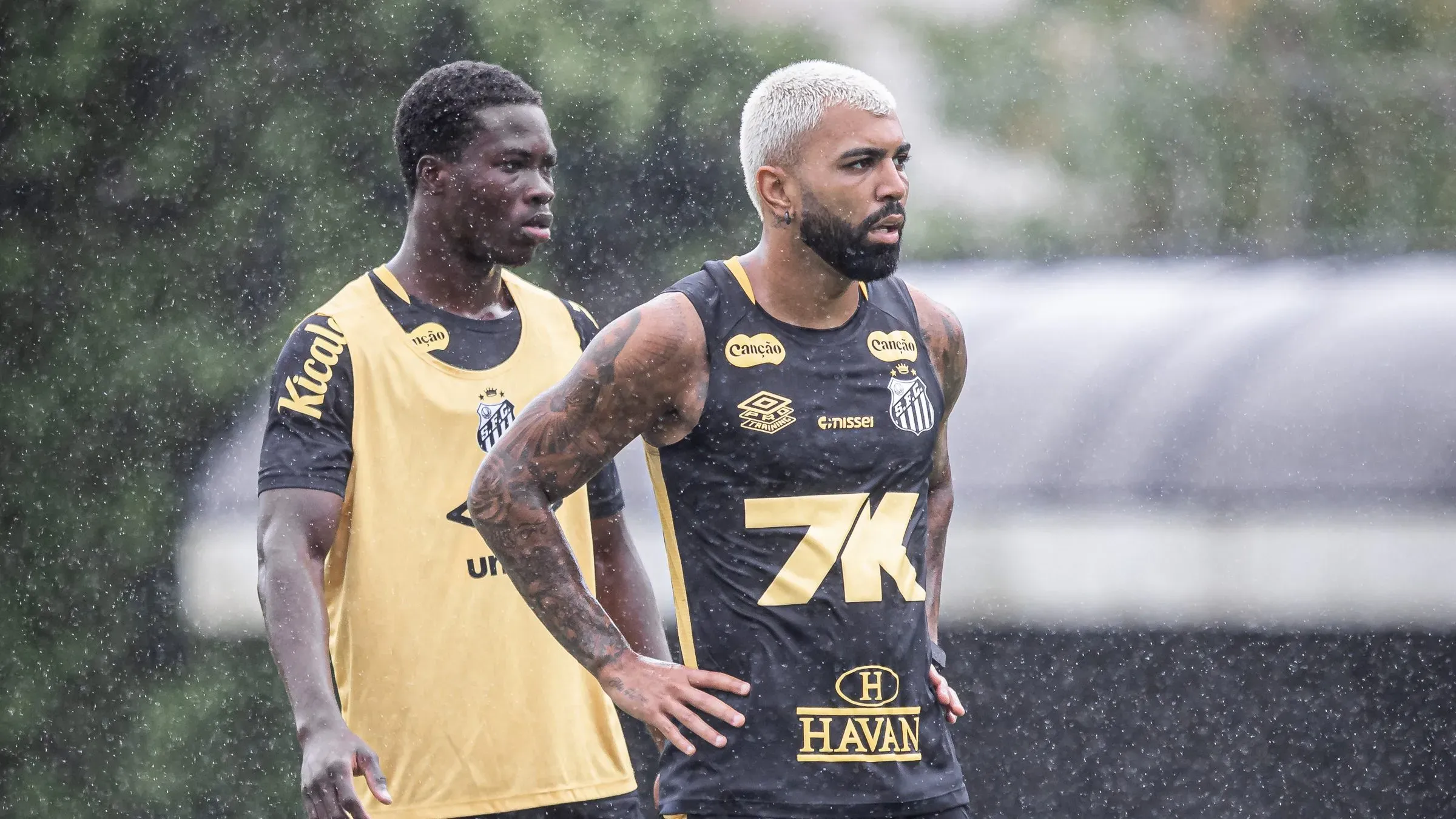 Gabigol já treina com seus novos companheiros de elenco - Fotos: Raul Baretta/ Santos FC.