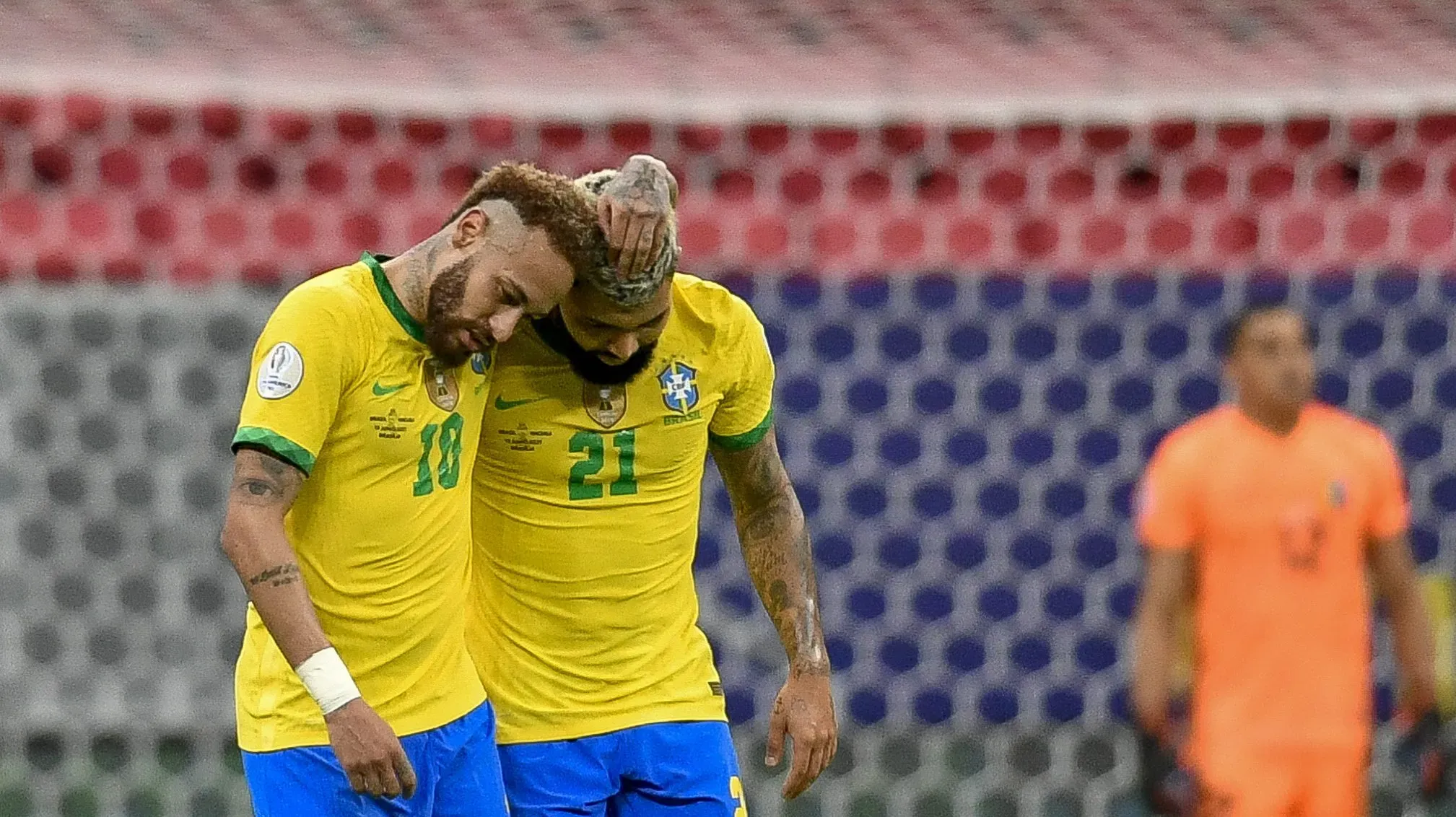 Foto: Mateus Bonomi/AGIF – Gabi ao lado do craque do Santos com a camisa do Brasil.