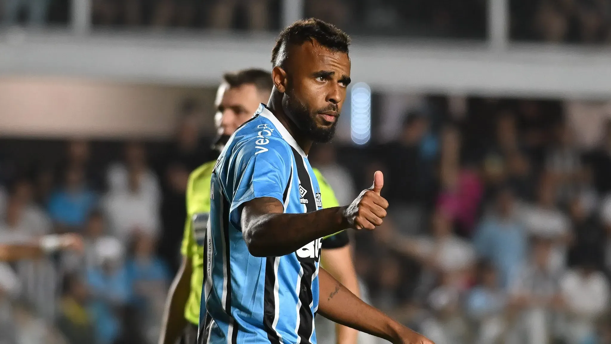 Alex Santana jogador do Gremio durante partida contra o Santos no estadio Vila Belmiro pelo campeonato Brasileiro A 2025. Foto: Jota Erre/AGIF