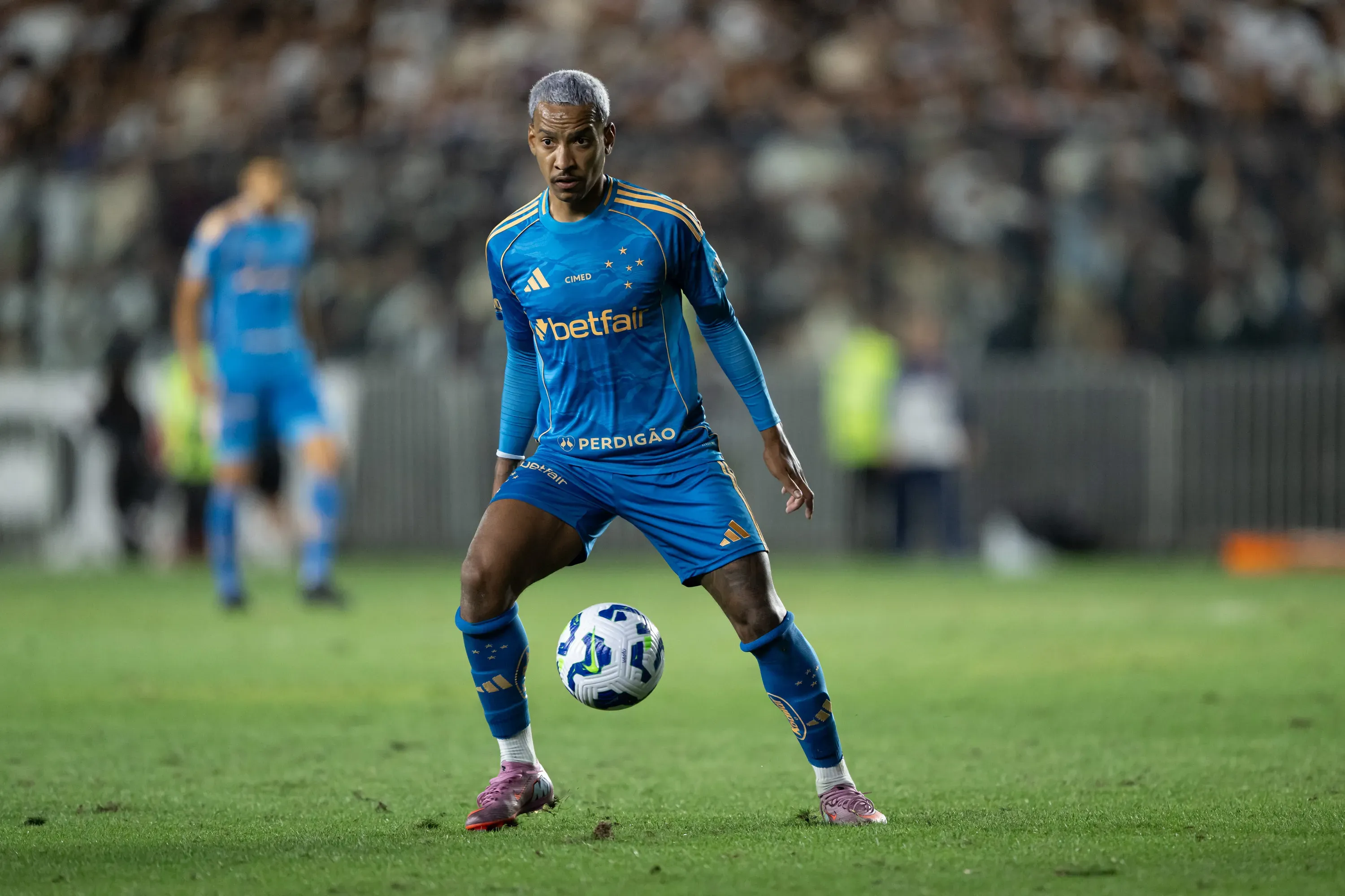 Matheus Pereira em partida pelo Cruzeiro. Foto: Jorge Rodrigues/AGIF