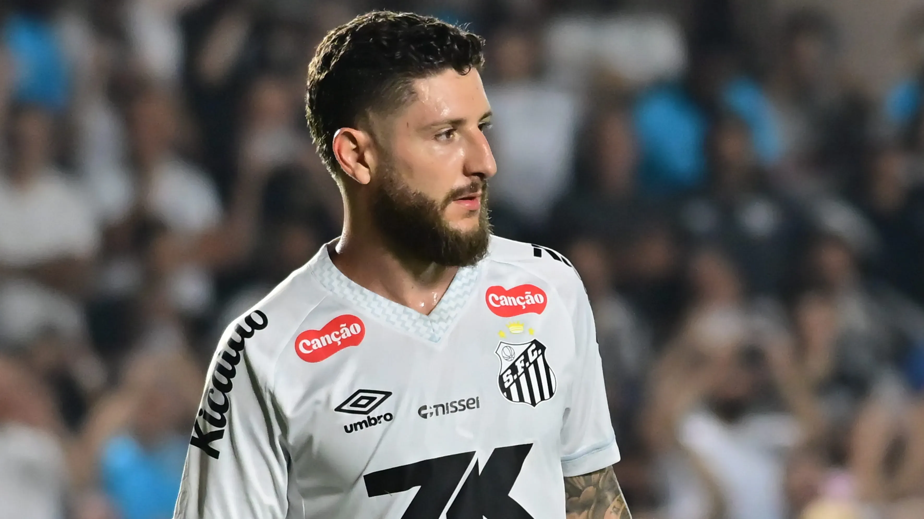Ze Rafael jogador do Santos durante partida contra o Sport no estadio Vila Belmiro pelo campeonato Brasileiro A 2025. Foto: Jota Erre/AGIF