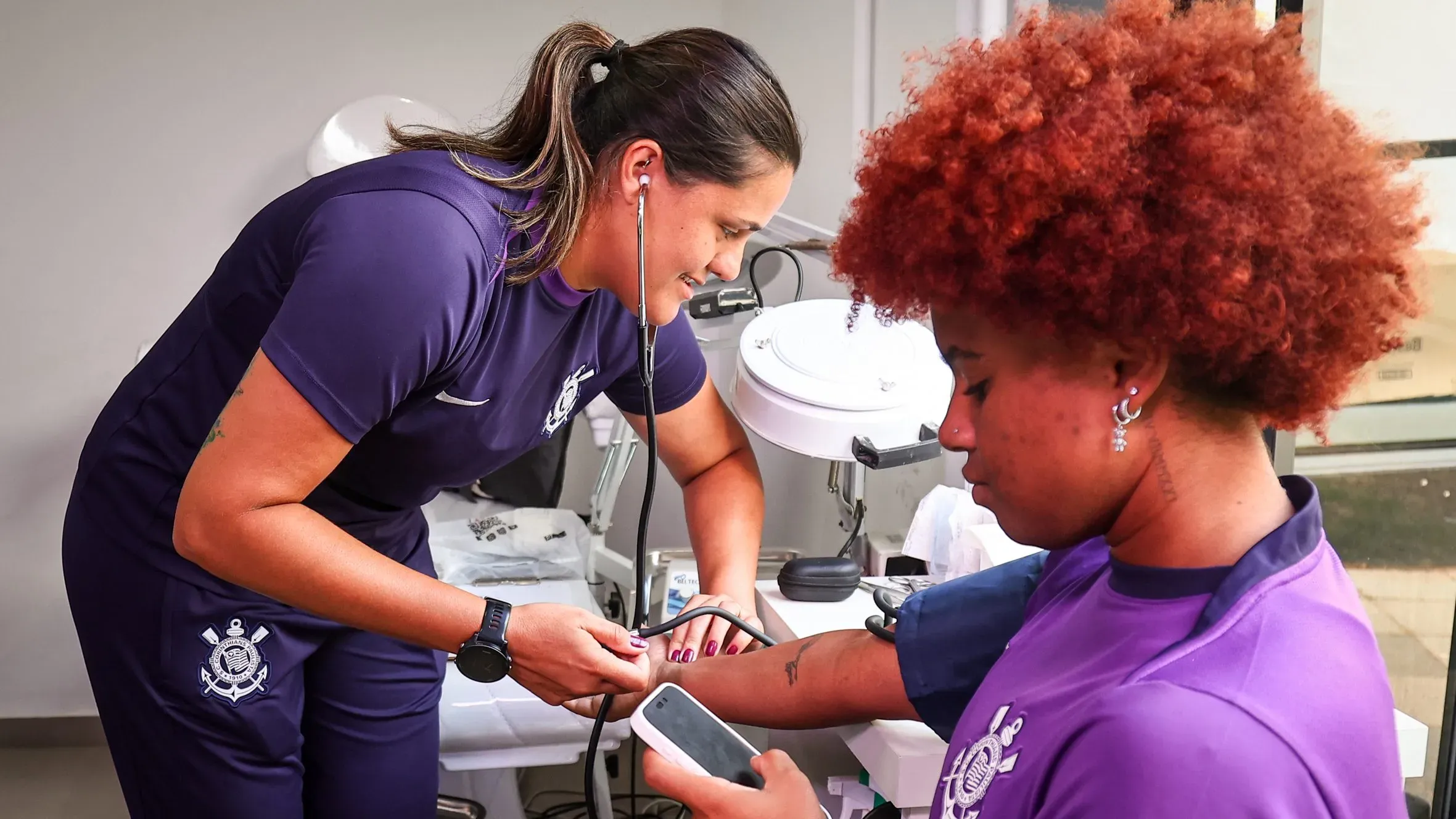 Jogadora do Corinthians passa por exames em reapresentação