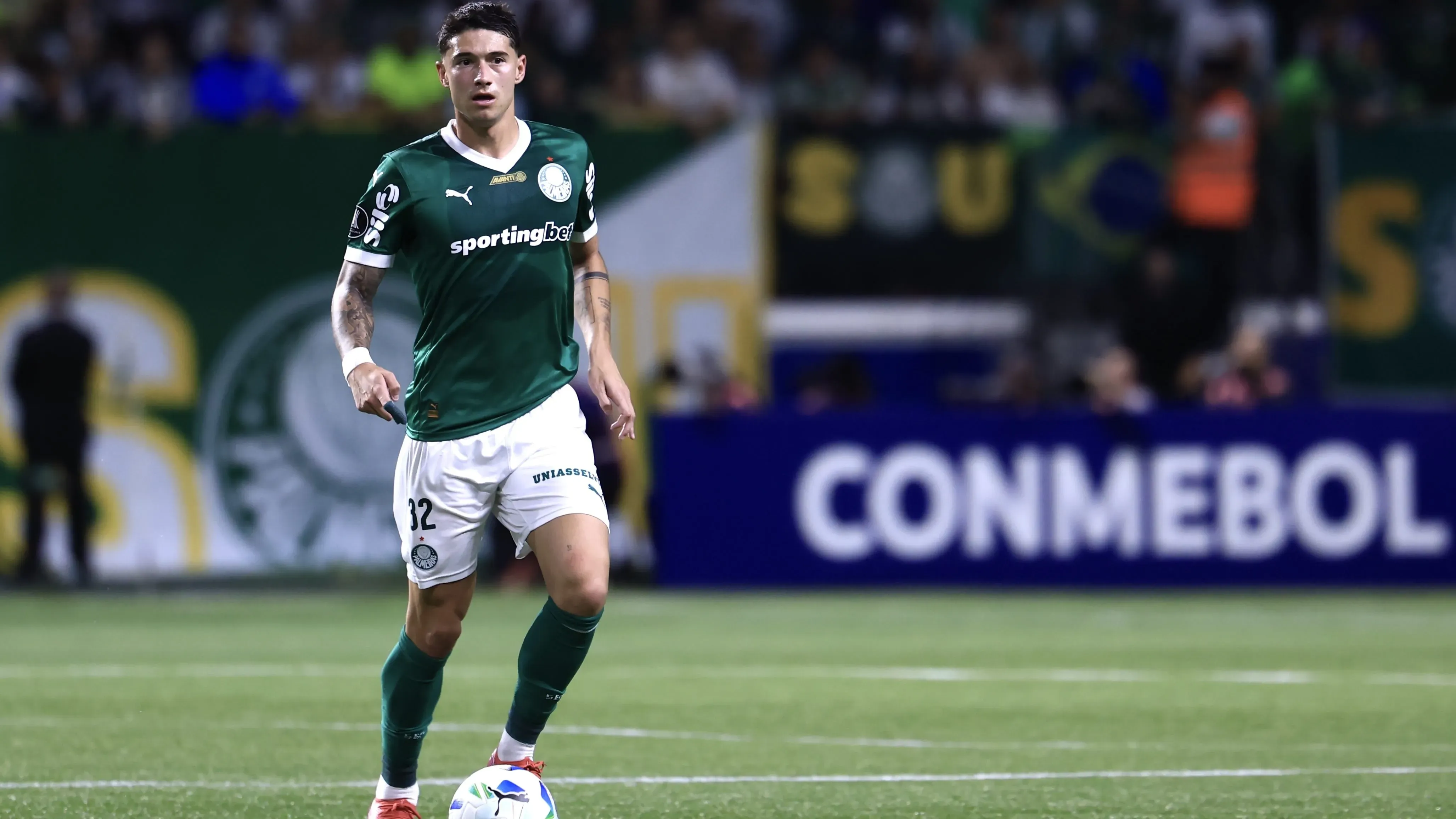 Emiliano Martínez é o único primeiro volante do elenco e isso preocupa o Palestra – Foto: Marcello Zambrana/AGIF