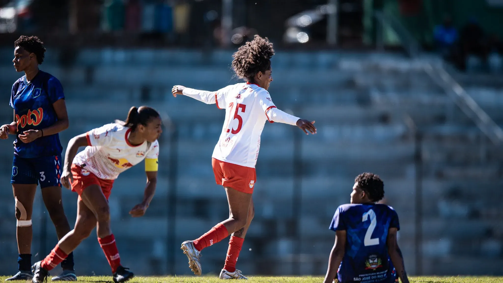 Zagueira Débora em campo pelo Red Bull Bragantino