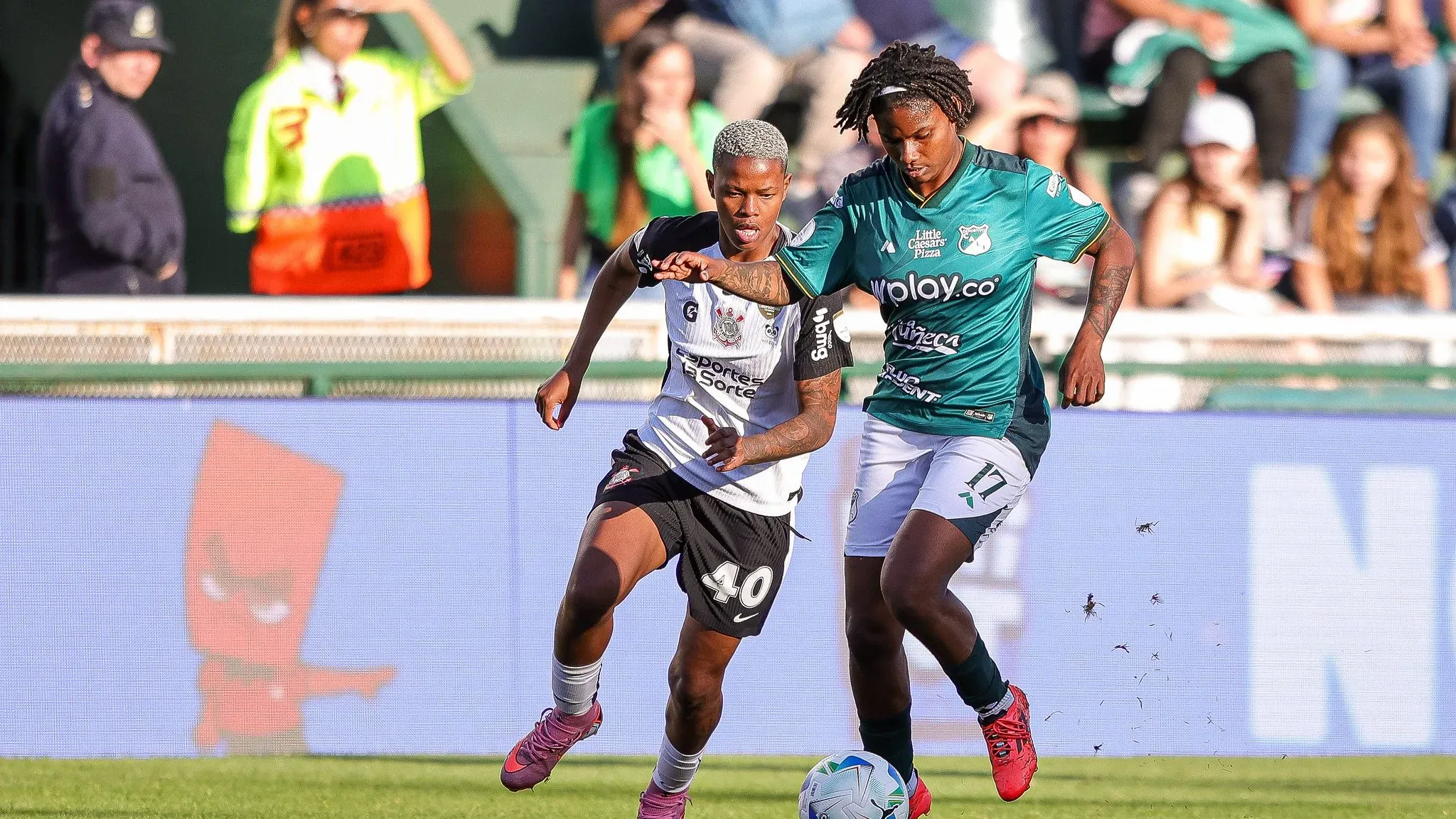 Kelly Caicedo, do Deportivo Cali, e Jhonson, do Corinthians, na final da Libertadores Feminina