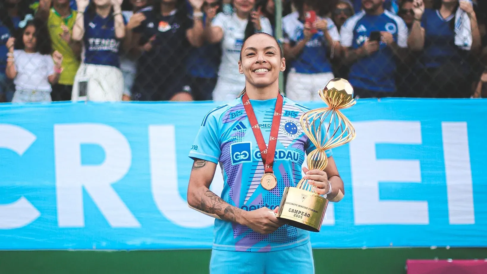 Taty Amaro com a taça do Campeonato Mineiro Feminino