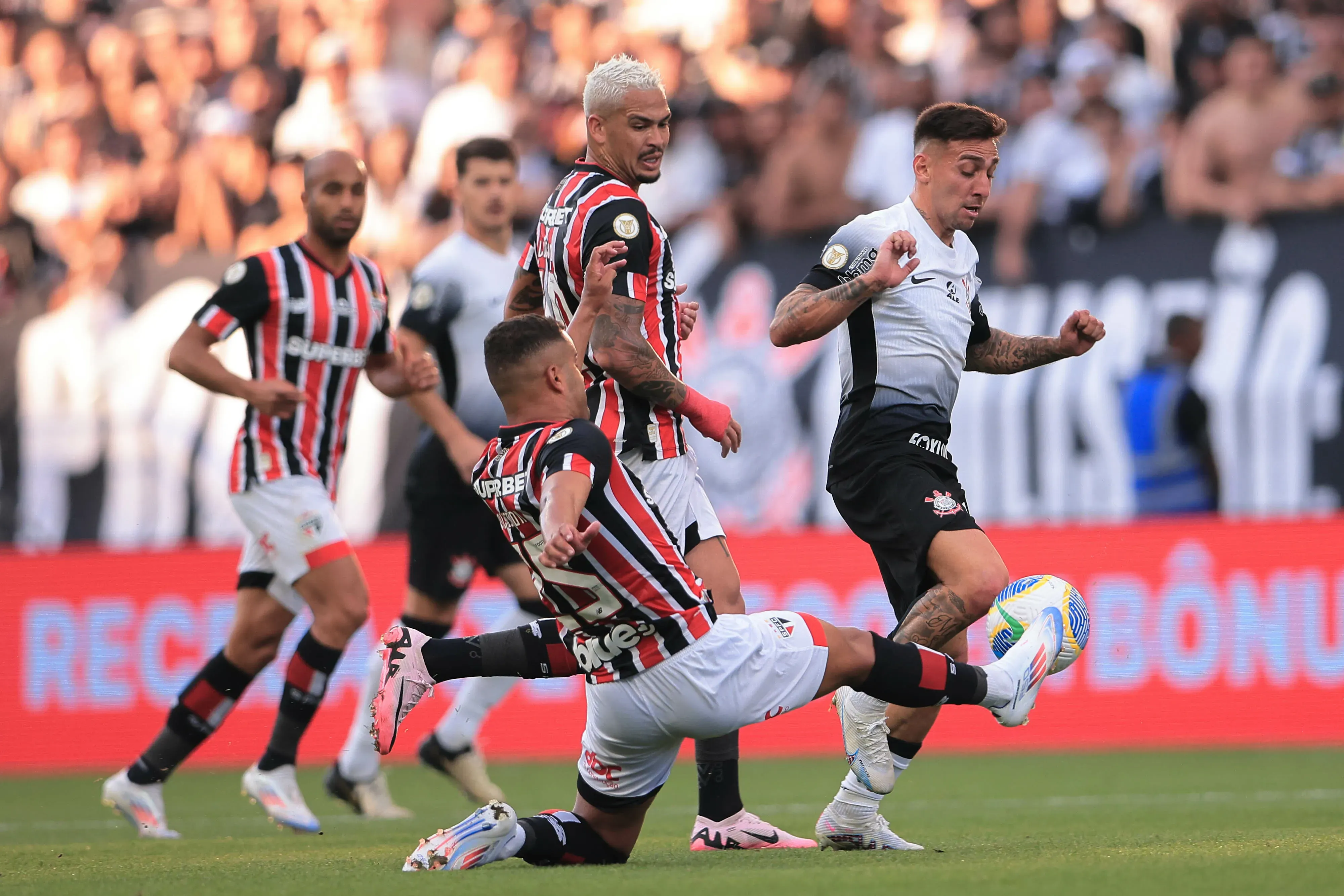 Corinthians e São Paulo podem fechar uma troca. Foto: Ettore Chiereguini/AGIF