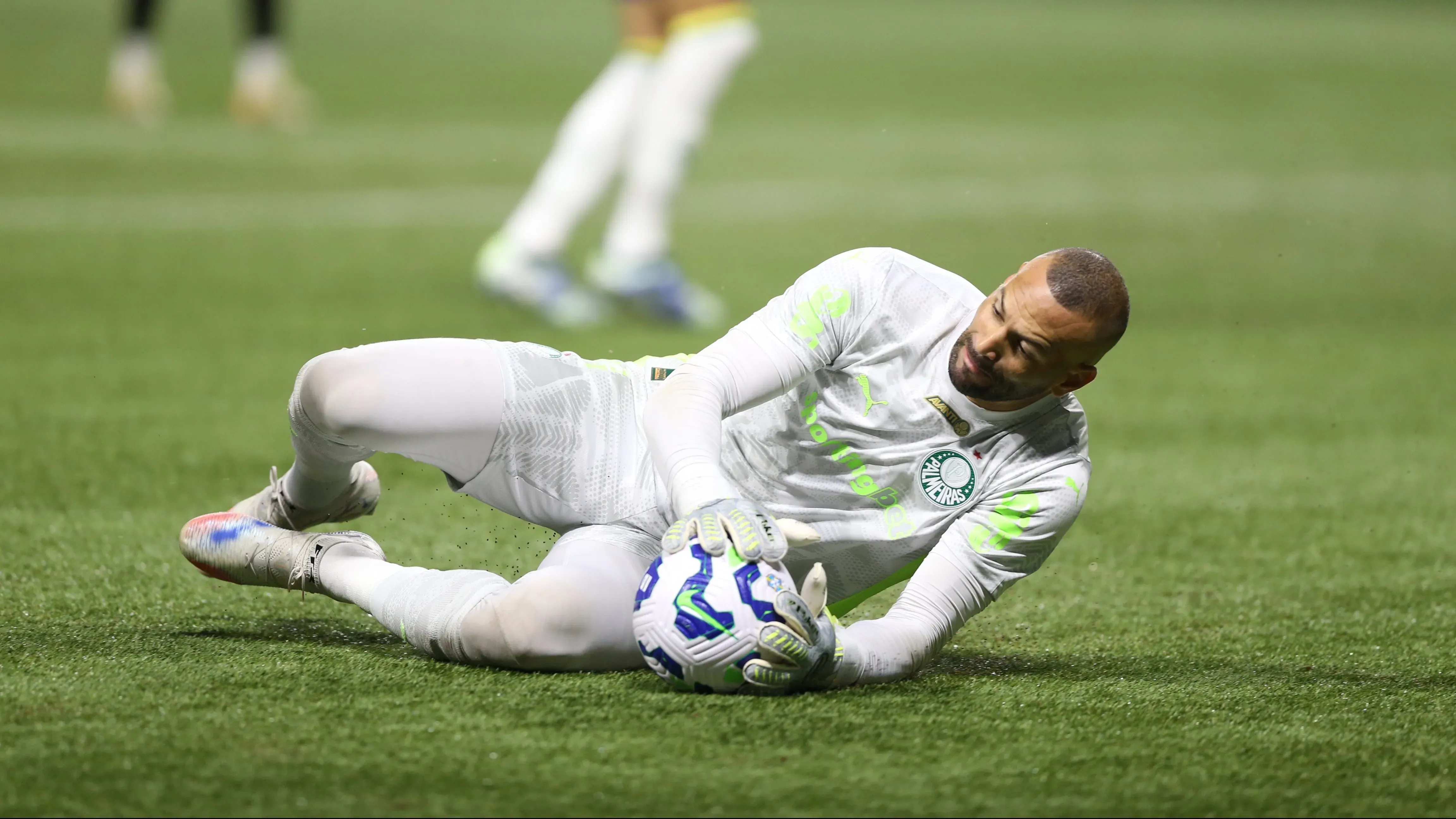 Weverton em ação pelo Palestra – Foto: Marlon Costa/AGIF