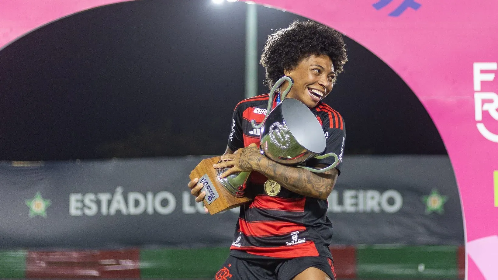 Valéria Cantuário, atacante do Flamengo, com taça do Carioca Feminino