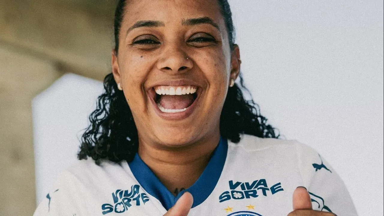 Atacante Taty Sena posa com a camisa do Bahia