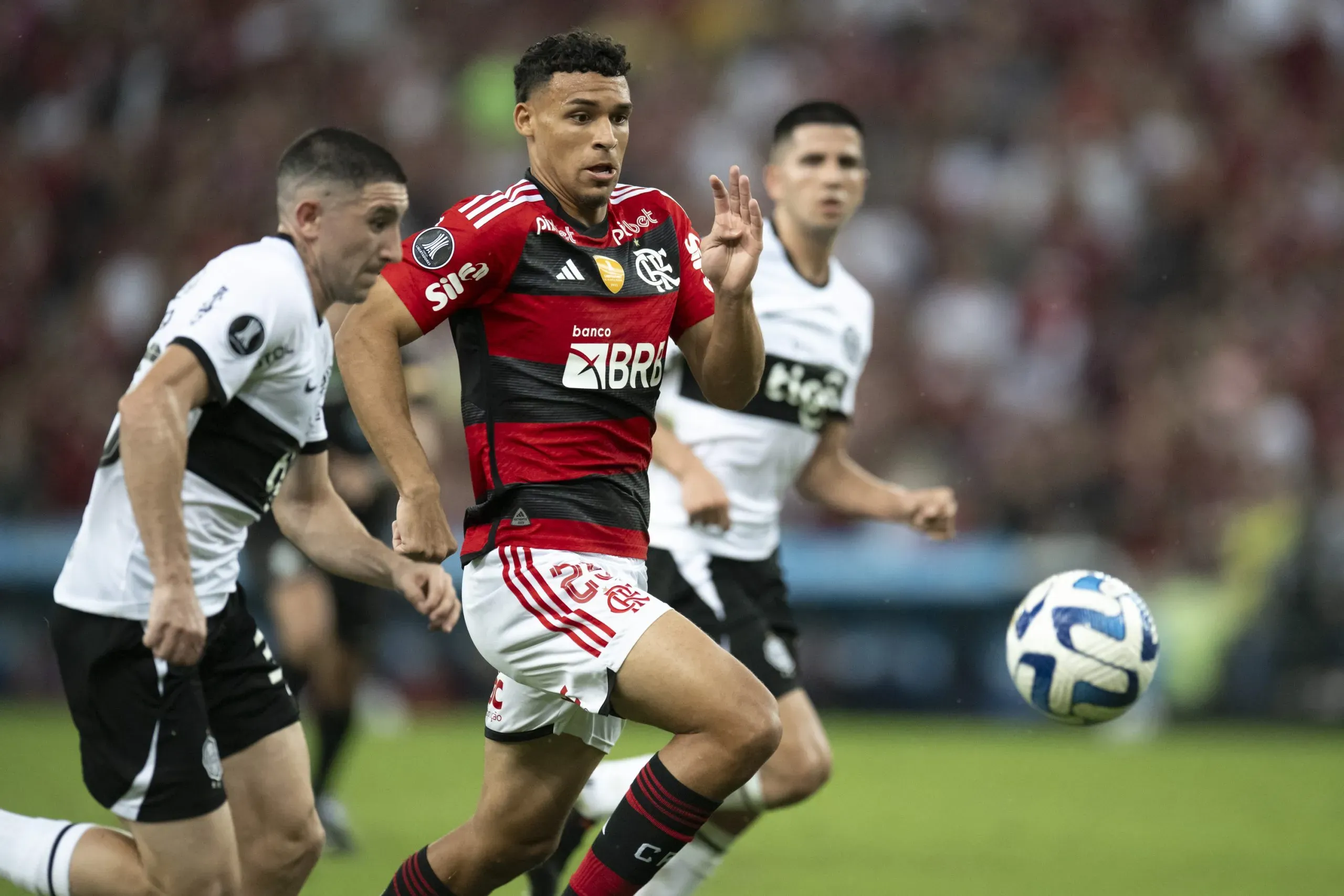 Victor Hugo, jogador do Flamengo, durante partida contra o Olimpia no estadio Maracana pelo campeonato Libertadores 2023. Foto: Jorge Rodrigues/AGIF