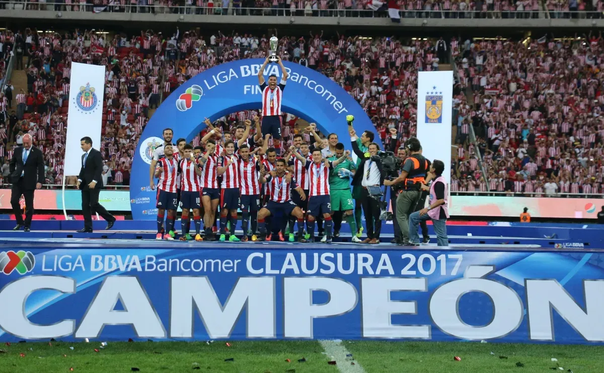 Exjugador de Chivas le pone un alto a comunicador que ataca al equipo