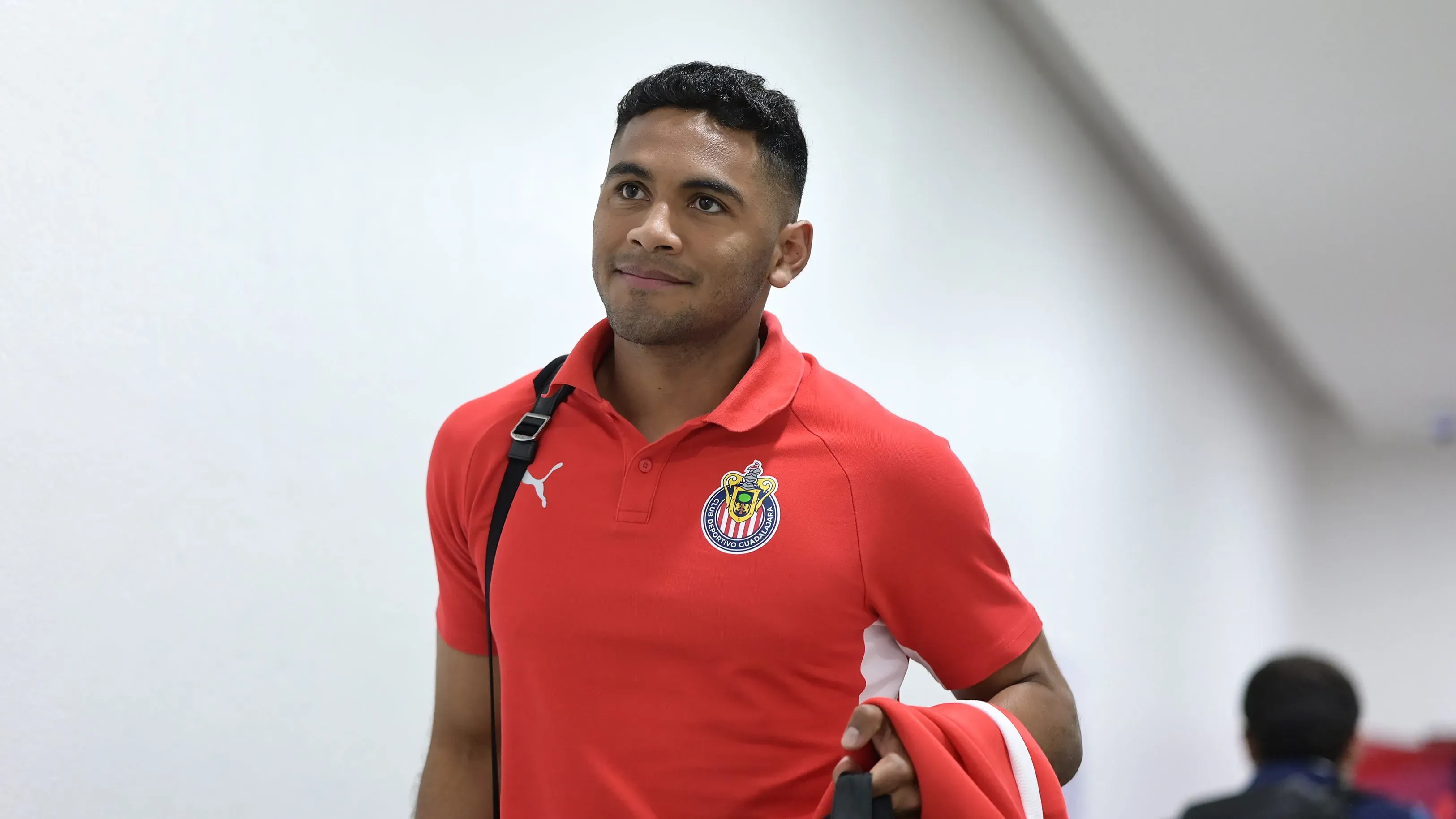 Gilberto Sepúlveda caminando con la playera de Chivas.