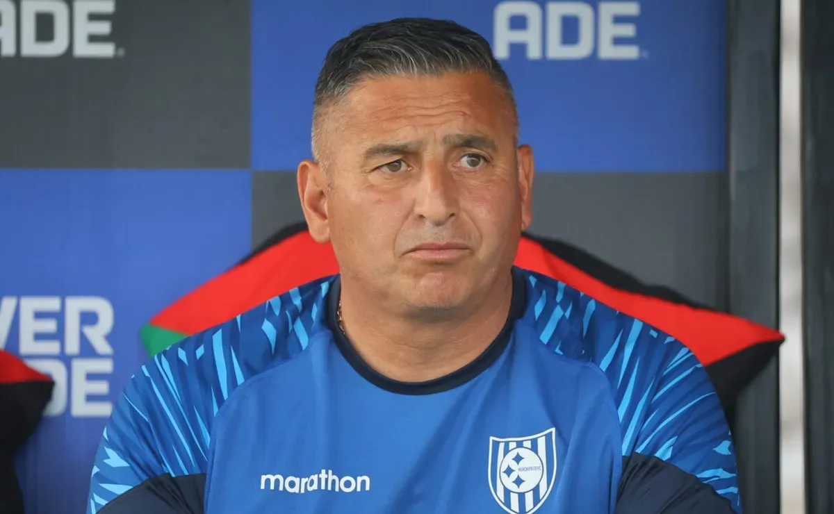 Técnico de Huachipato se abre a dirigir a un "equipo grande" sin representante