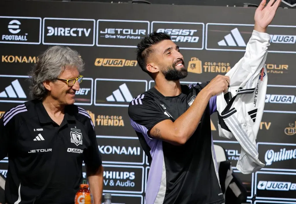 Daniel Morón y Emiliano Amor durante la presentación. Foto: Photosport Daniel Morón en la presentación de Emiliano Amor en Colo Colo.