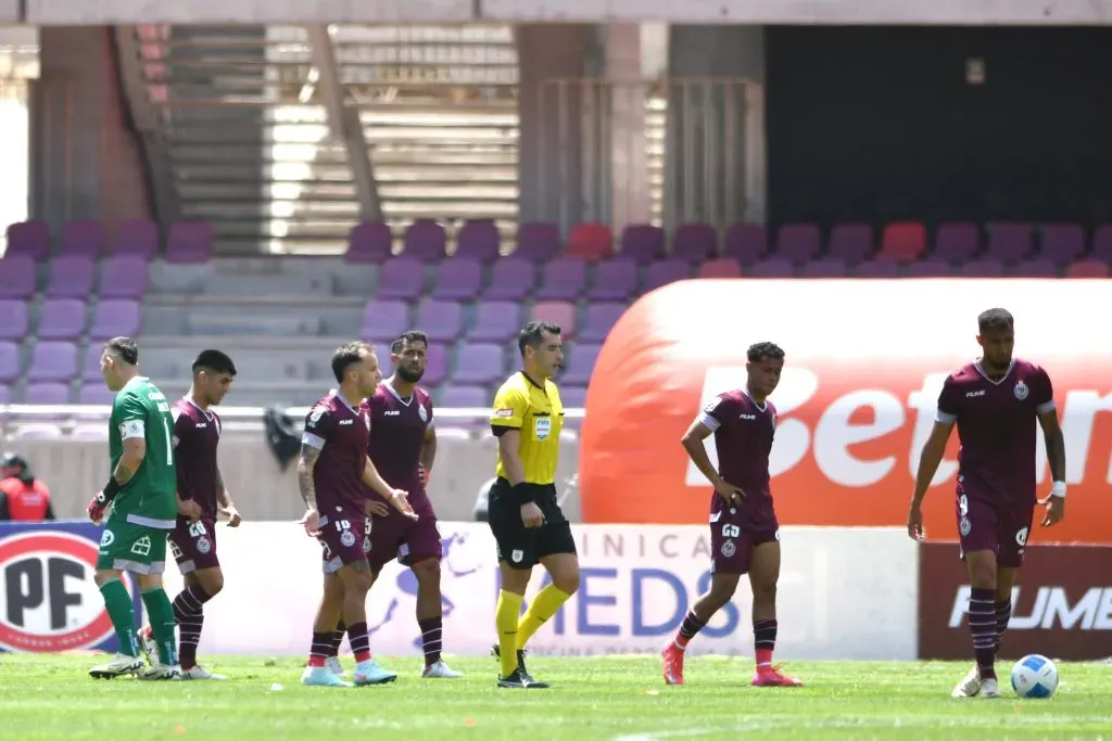 Los jugadores de Deportes La Serena se lamentan tras el gol de Colo Colo