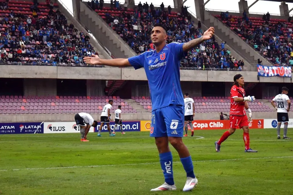 Contreras celebrando su primer tanto con la U