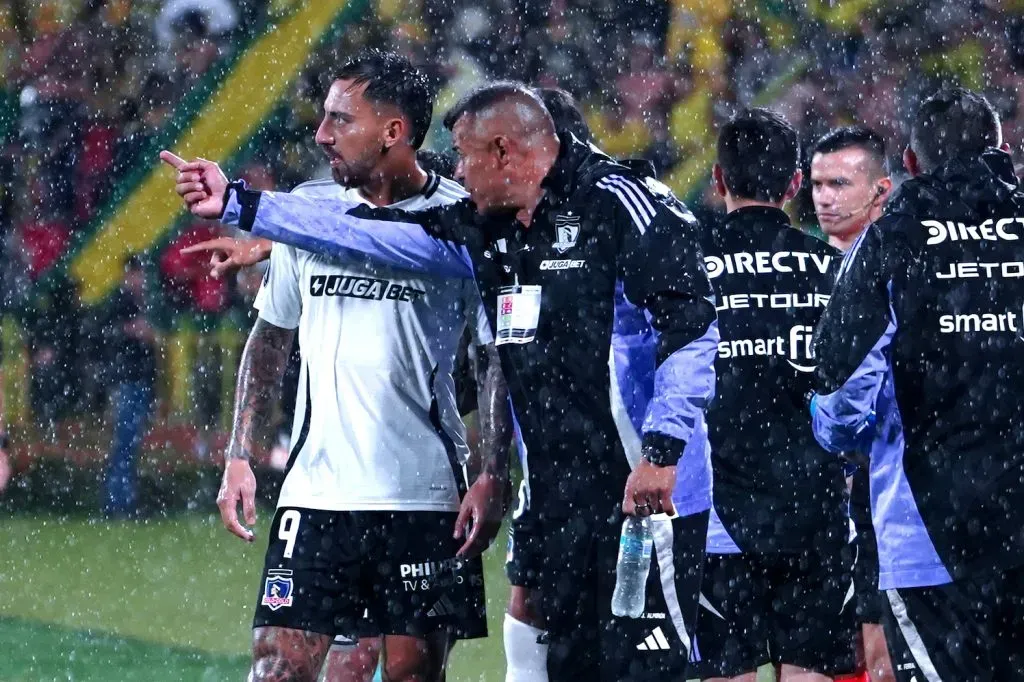 Jorge Almirón dando indicaciones en pleno partido vs Atlético Bucaramanga