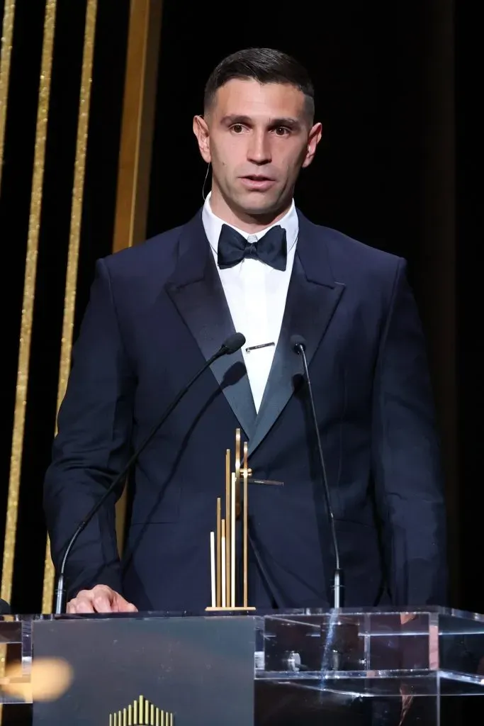 Emiliano Martínez recibe el premio a mejor portero del mundo en 2023. Gala Balón de Oro. / Getty Images.