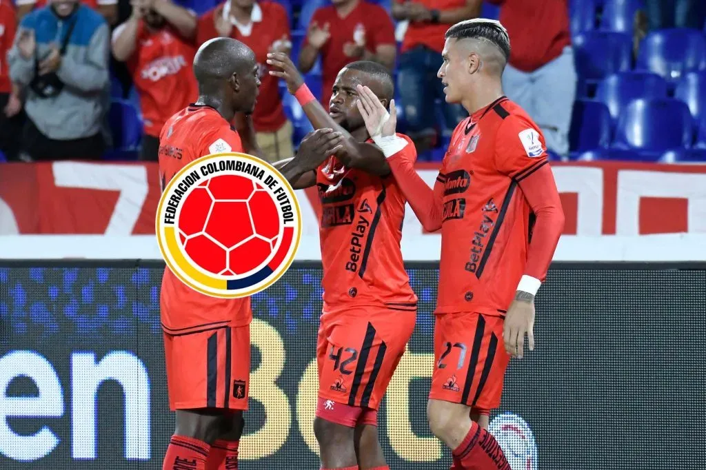 Jader Quiñones celebra un gol junto a sus compañeros Luis Paz y Juan Camilo Portilla. Photo: VizzorImage / Oswaldo Paez / Cont