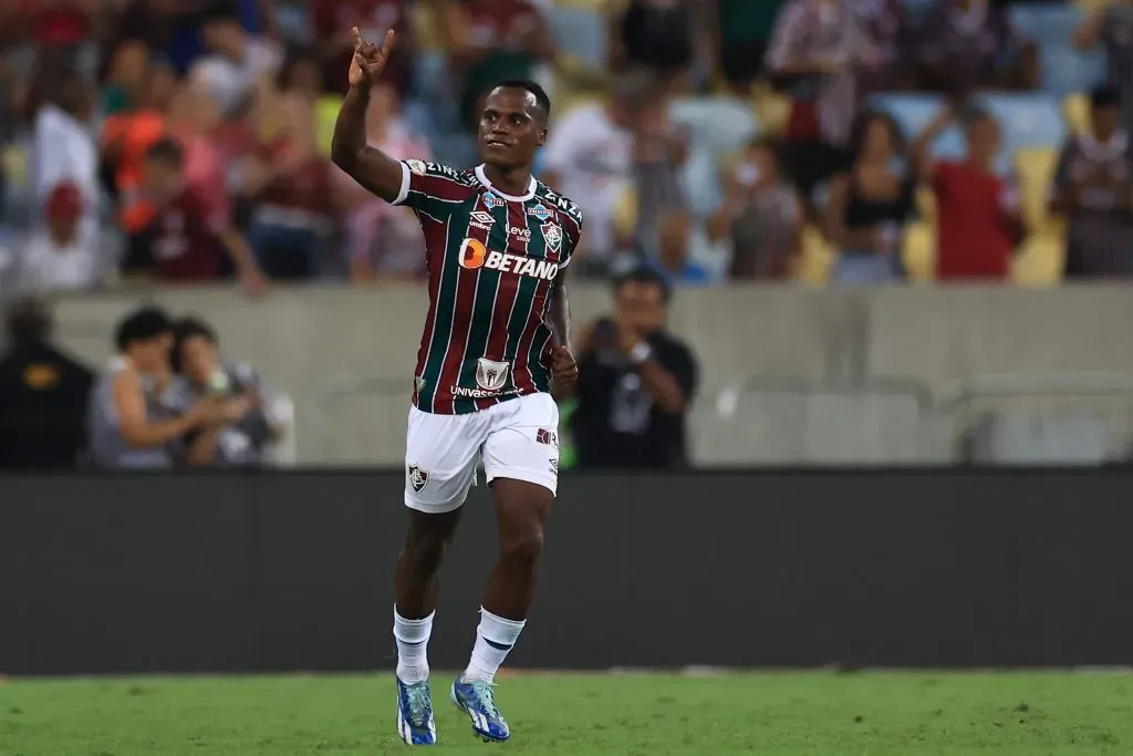 Jhon Arias en Fluminense festeja, tras anotarle un gol a Gremio en Río de Janeiro. Foto: Buda Mendes/Getty Images.