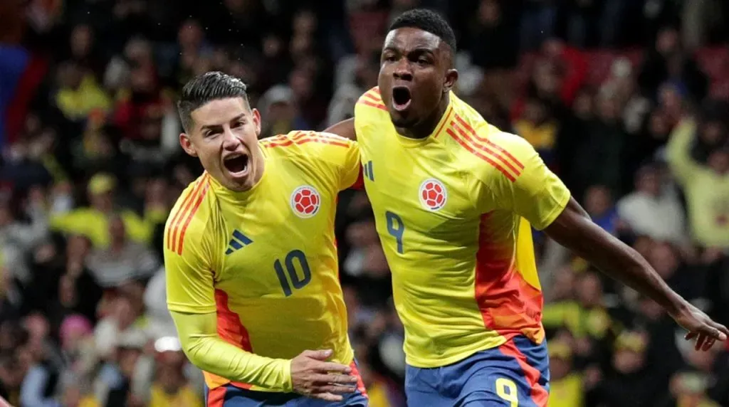 James Rodríguez y Jhon Córdoba en Colombia vs Rumania. (Foto: Getty Images)