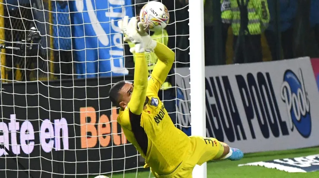 Montero tapó penalti en Millonarios vs Fortaleza. (Foto: Vizzor Image)